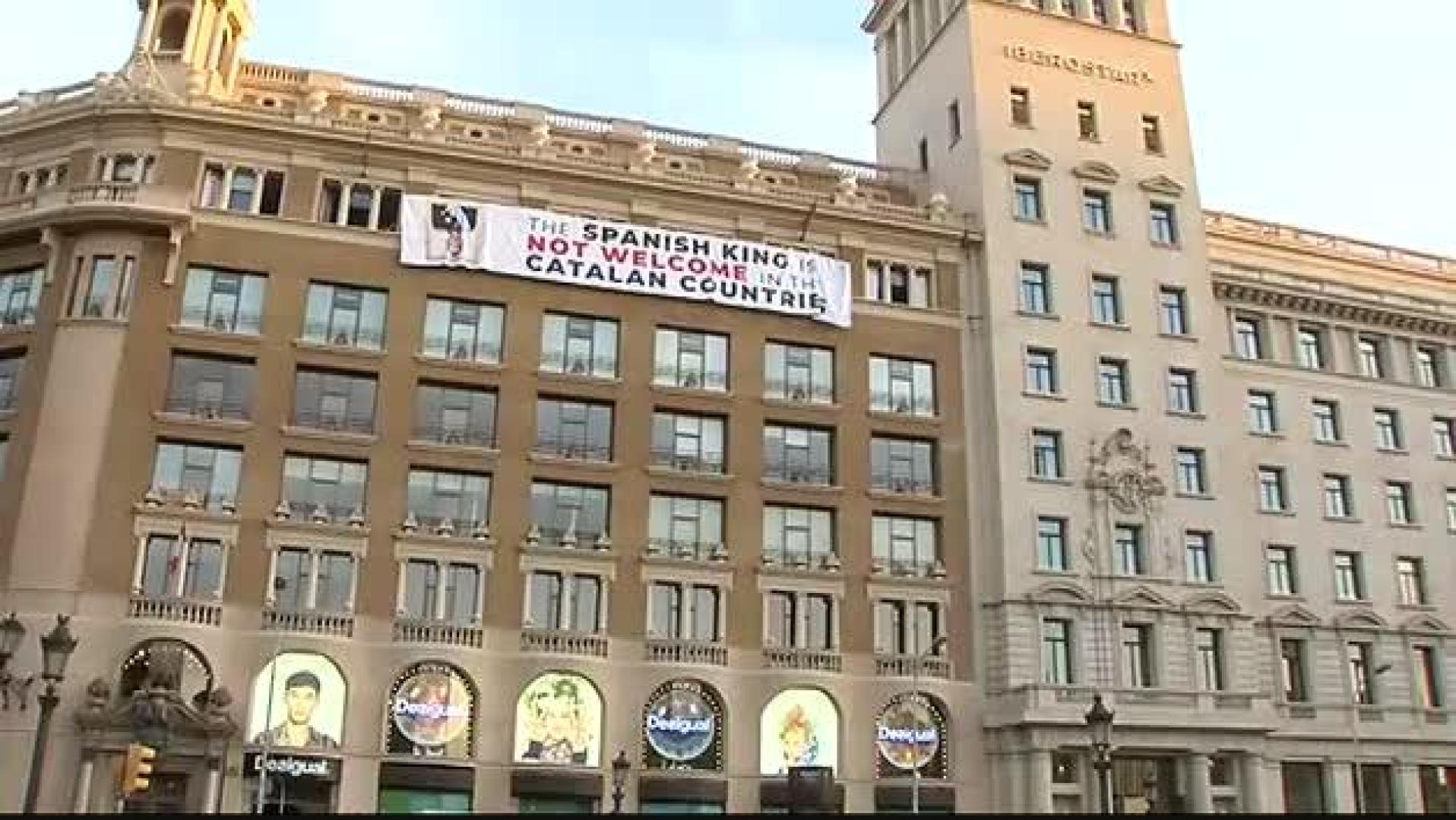 Colocan una pancarta contra Felipe VI en la plaza Cataluña antes de los homenajes a las víctimas del 17-A