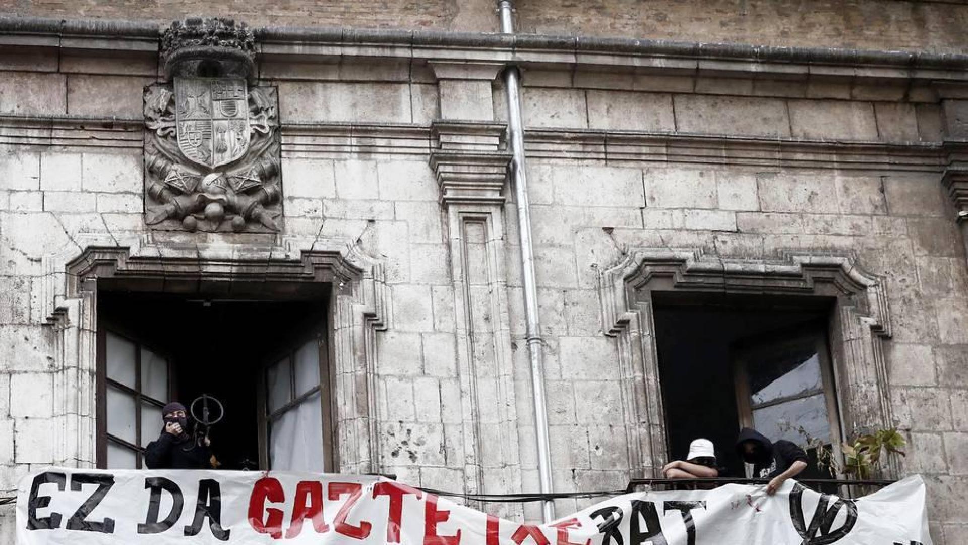 El movimiento okupa desalojado este viernes del Palacio de Marqués de Rozalejo en Pamplona ha celebrado una asamblea en la plaza del Castillo a la que han acudido varios cientos de personas y tras la que ha comenzado una 'kalejira' que ha sido frenada en diferentes puntos por la Policía Nacional