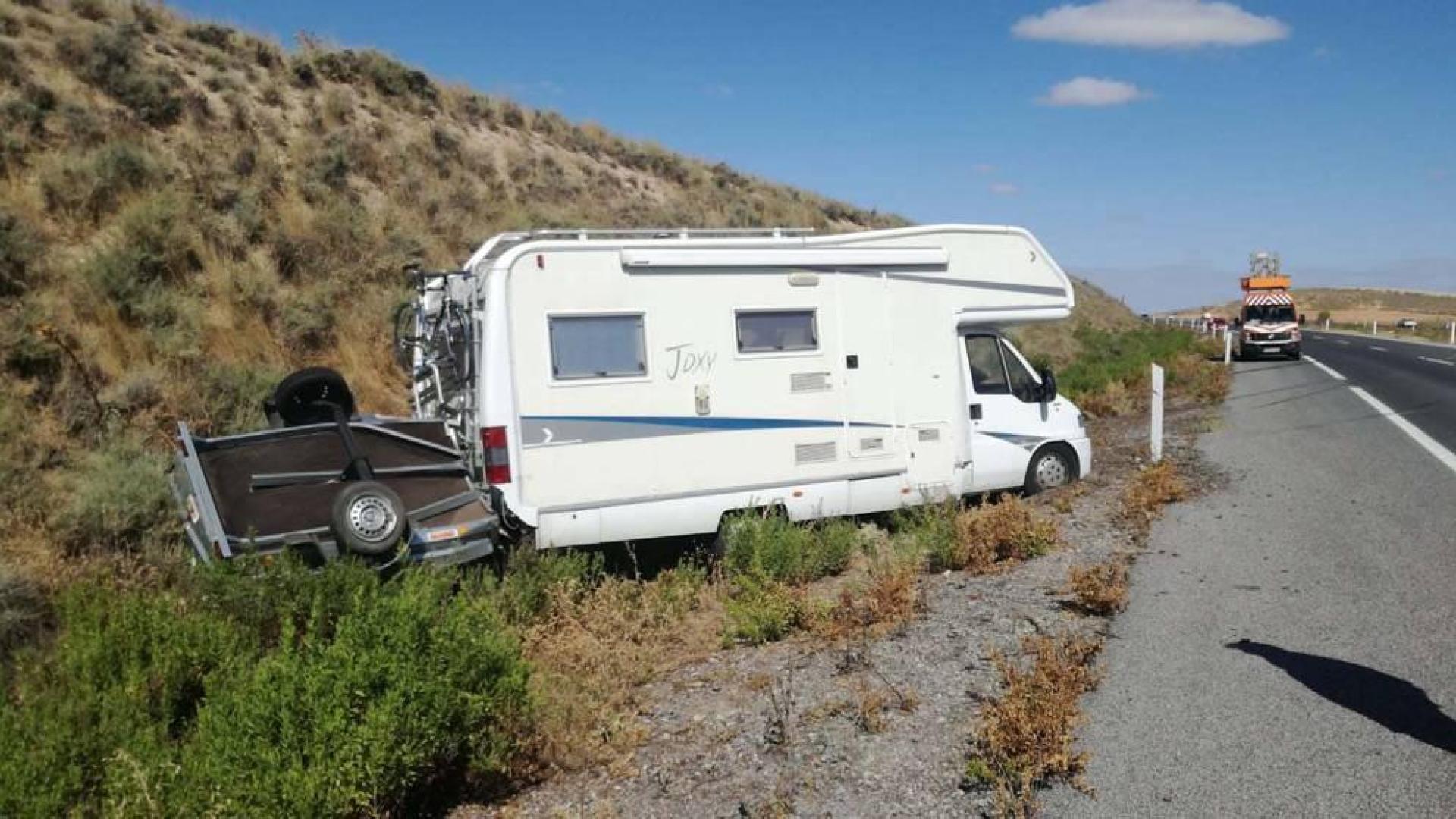Susto en Cortes al salirse una autocaravana de la vía en la AP68