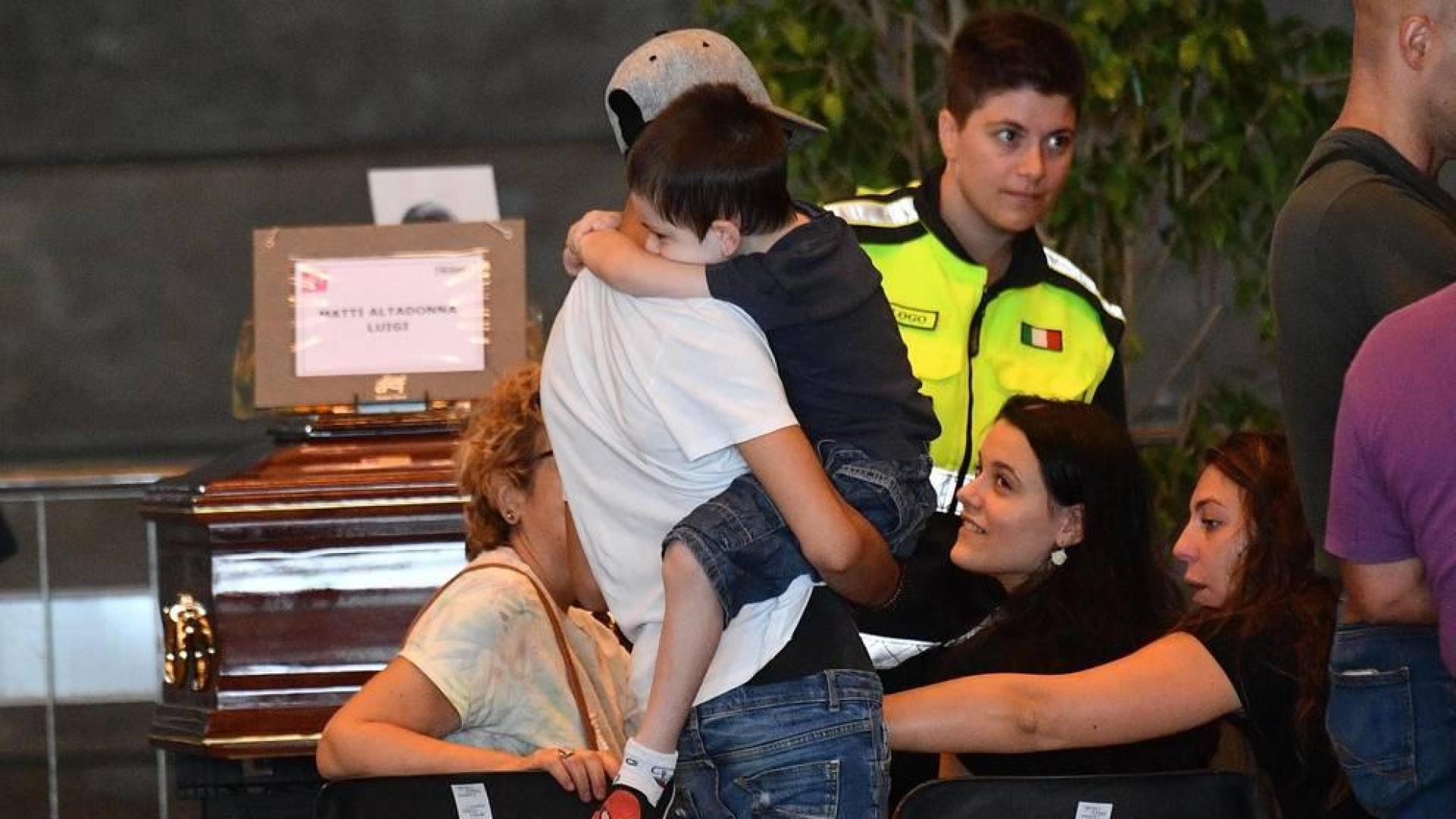 Deserción en masa de las familias de las víctimas en el funeral de estado