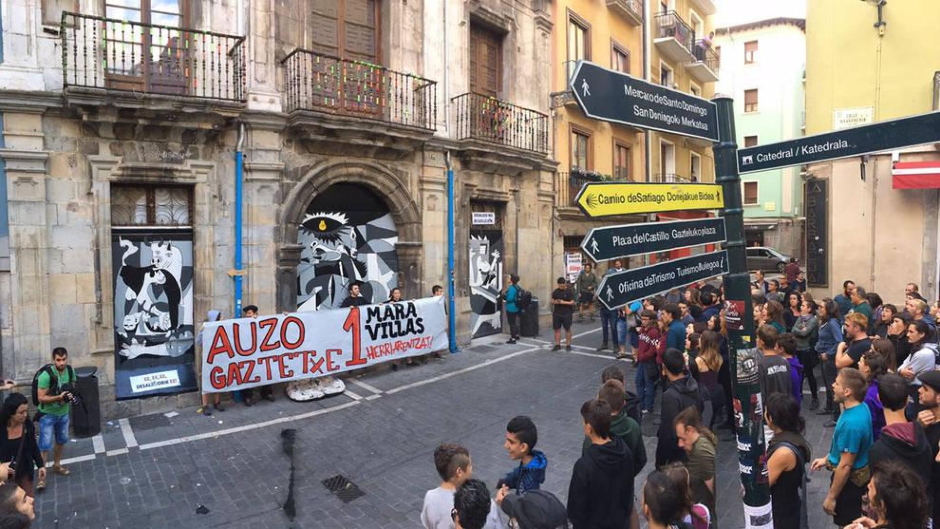El movimiento okupa desalojado este viernes del Palacio de Marqués de Rozalejo en Pamplona ha celebrado una asamblea en la plaza del Castillo a la que han acudido varios cientos de personas y tras la que ha comenzado una 'kalejira' que ha sido frenada en diferentes puntos por la Policía Nacional