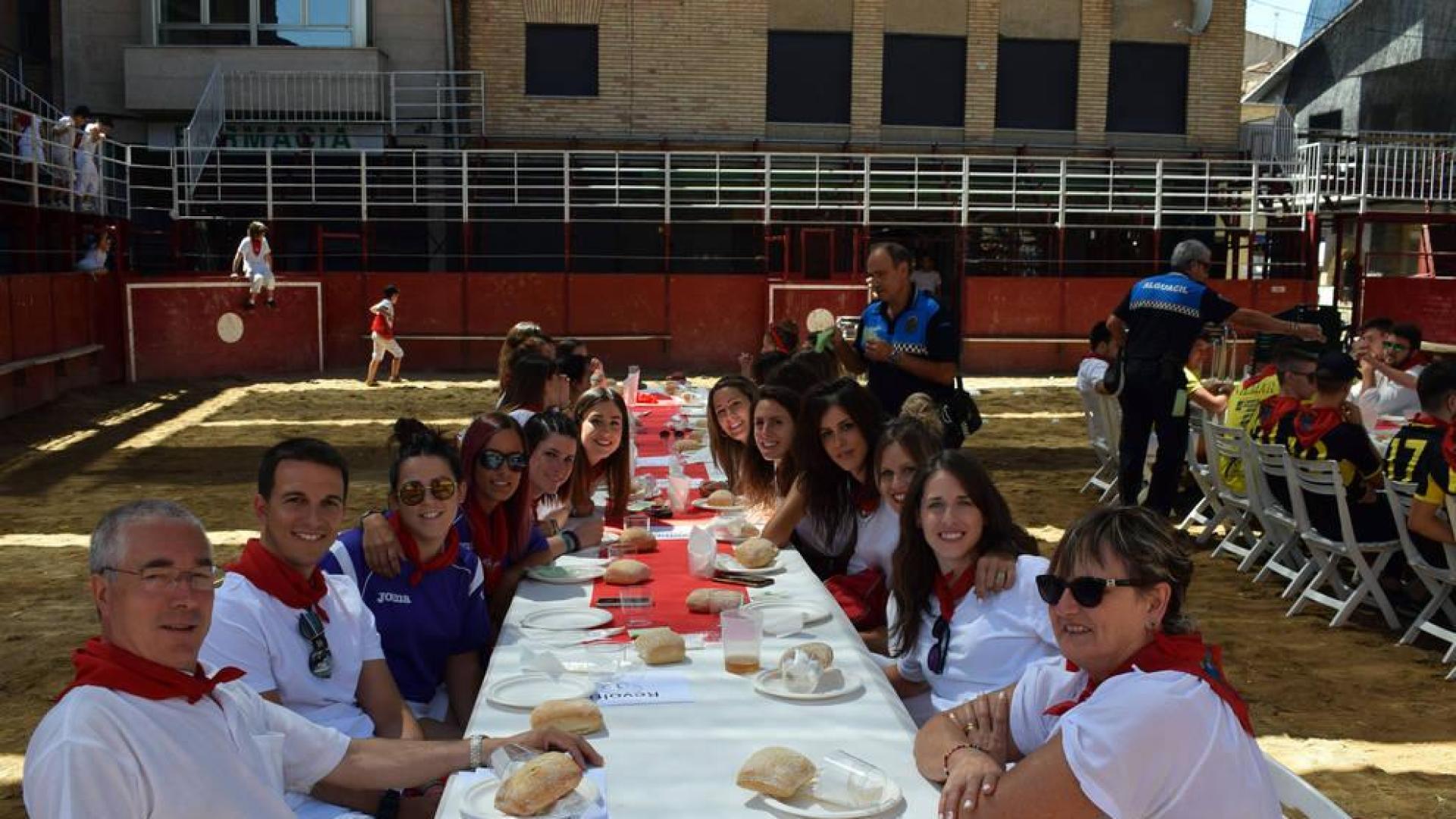 Comida popular y juegos en la plaza en Murchante