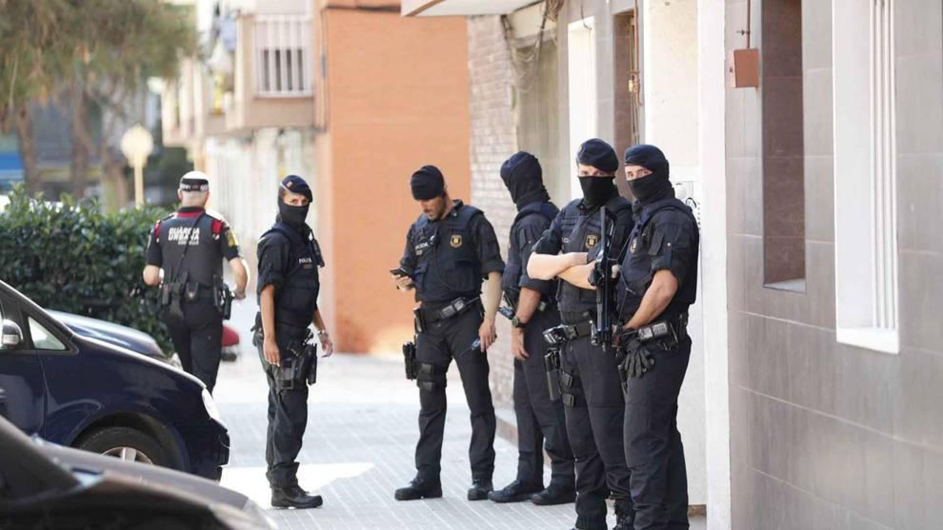 Los Mossos registran la casa del hombre abatido al atacar comisaría de Cornellà