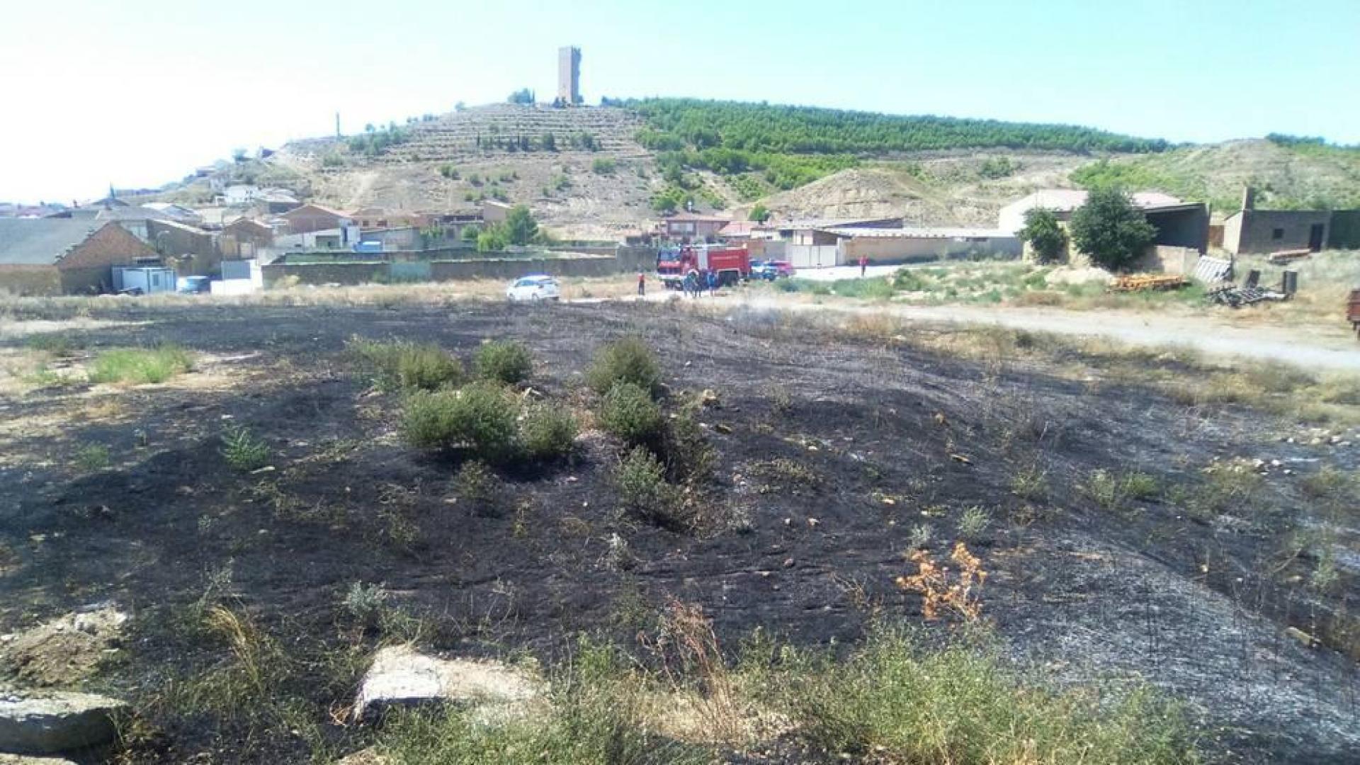 Efectivos de bomberos sofocan un incendio en Santacara