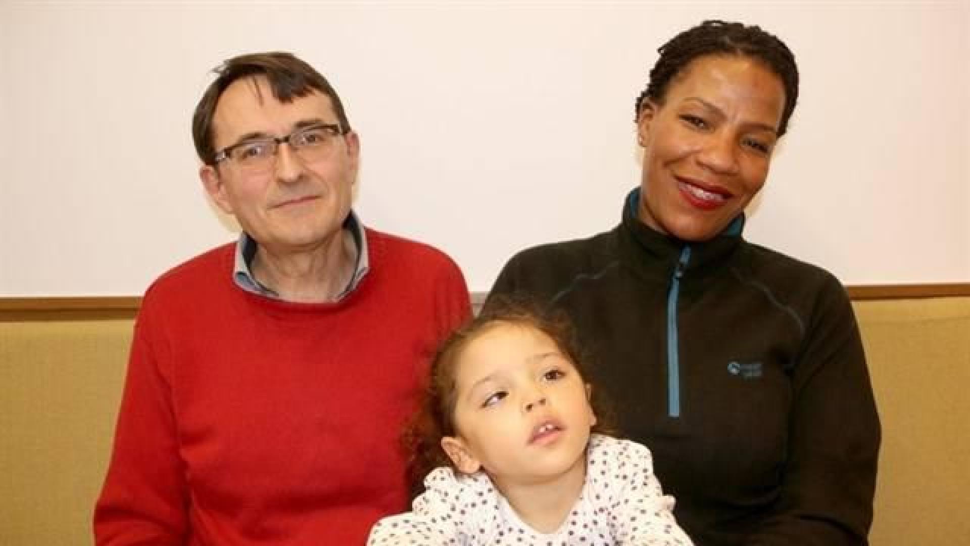 El SOS de unos padres en León para ayudar a su hija enferma de 3 años