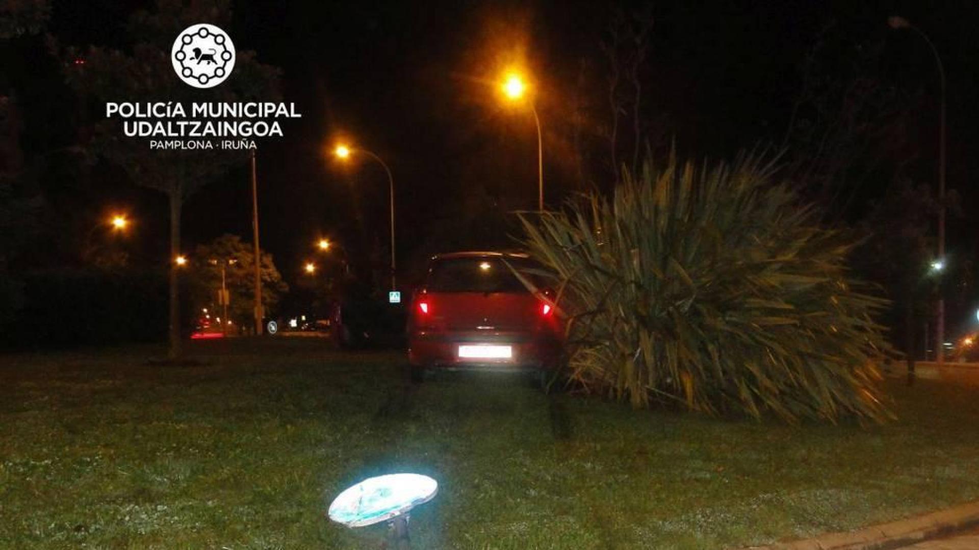 Se accidenta en una rotonda tras arrancar una señal y da positivo en alcohol