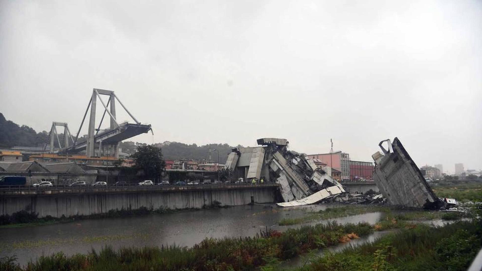Un tramo del viaducto en la ciudad italiana de Génova se ha derrumbado este martes y las autoridades buscan damnificados entre los vehículos caídos al vacío y bajo los escombros.