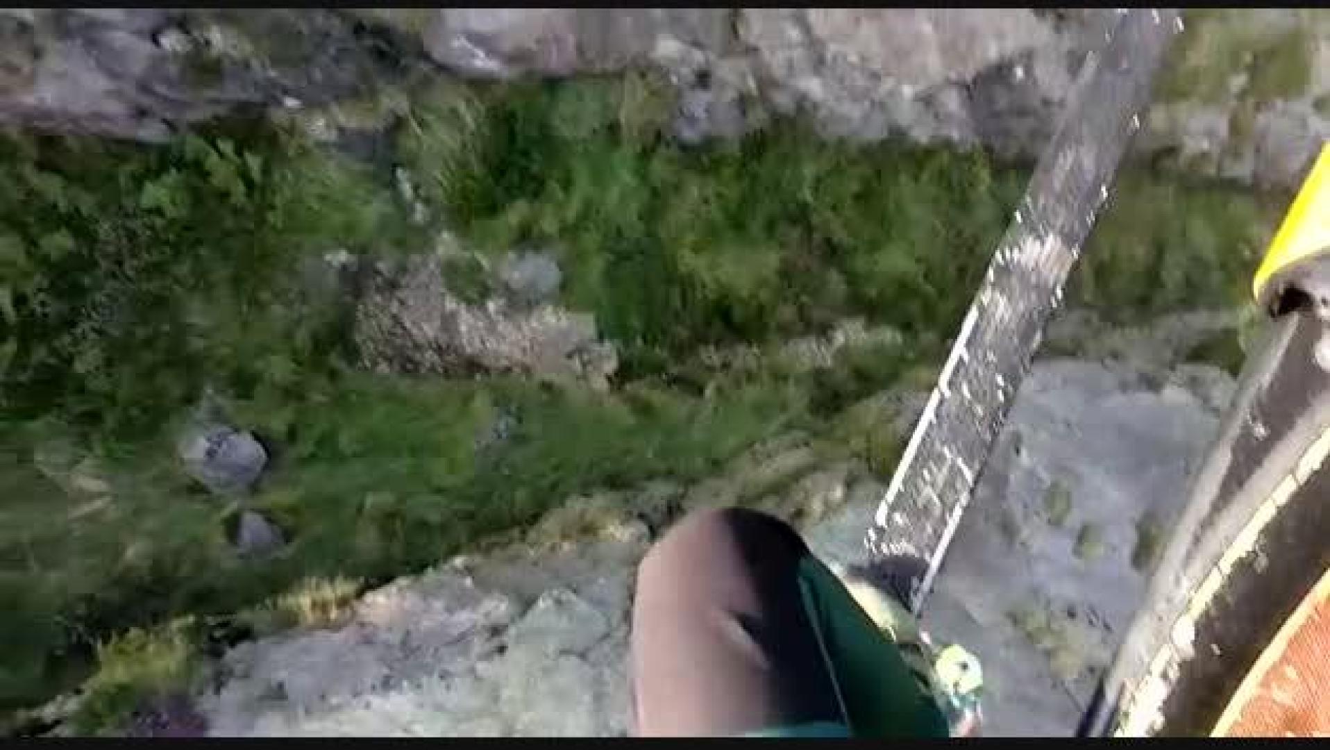 El GREIM rescata en helicóptero a dos jóvenes en la ladera de las peñas de Aya, en Lesaka