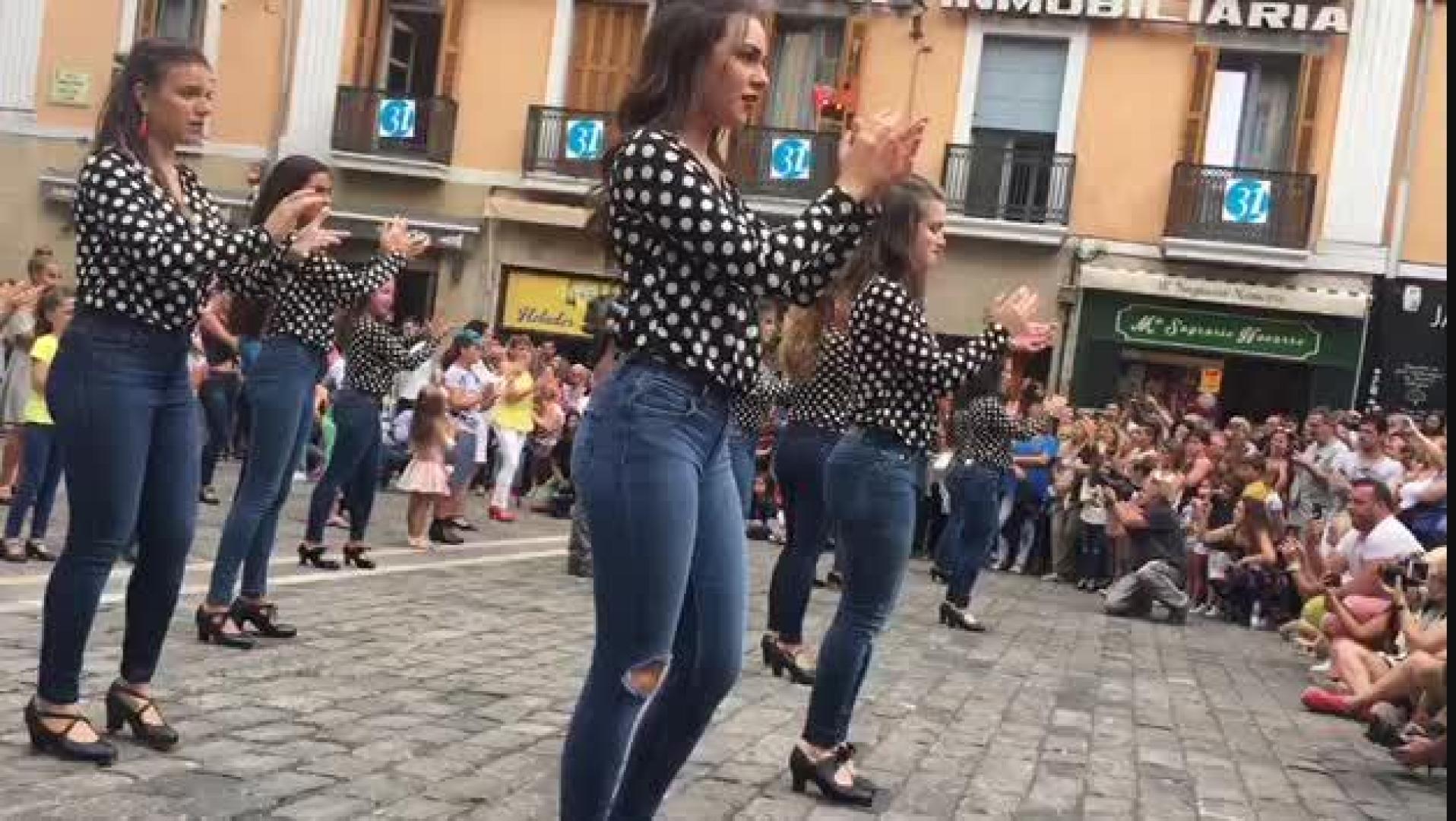 'Flashmob' flamenco en la plaza del Ayuntamiento