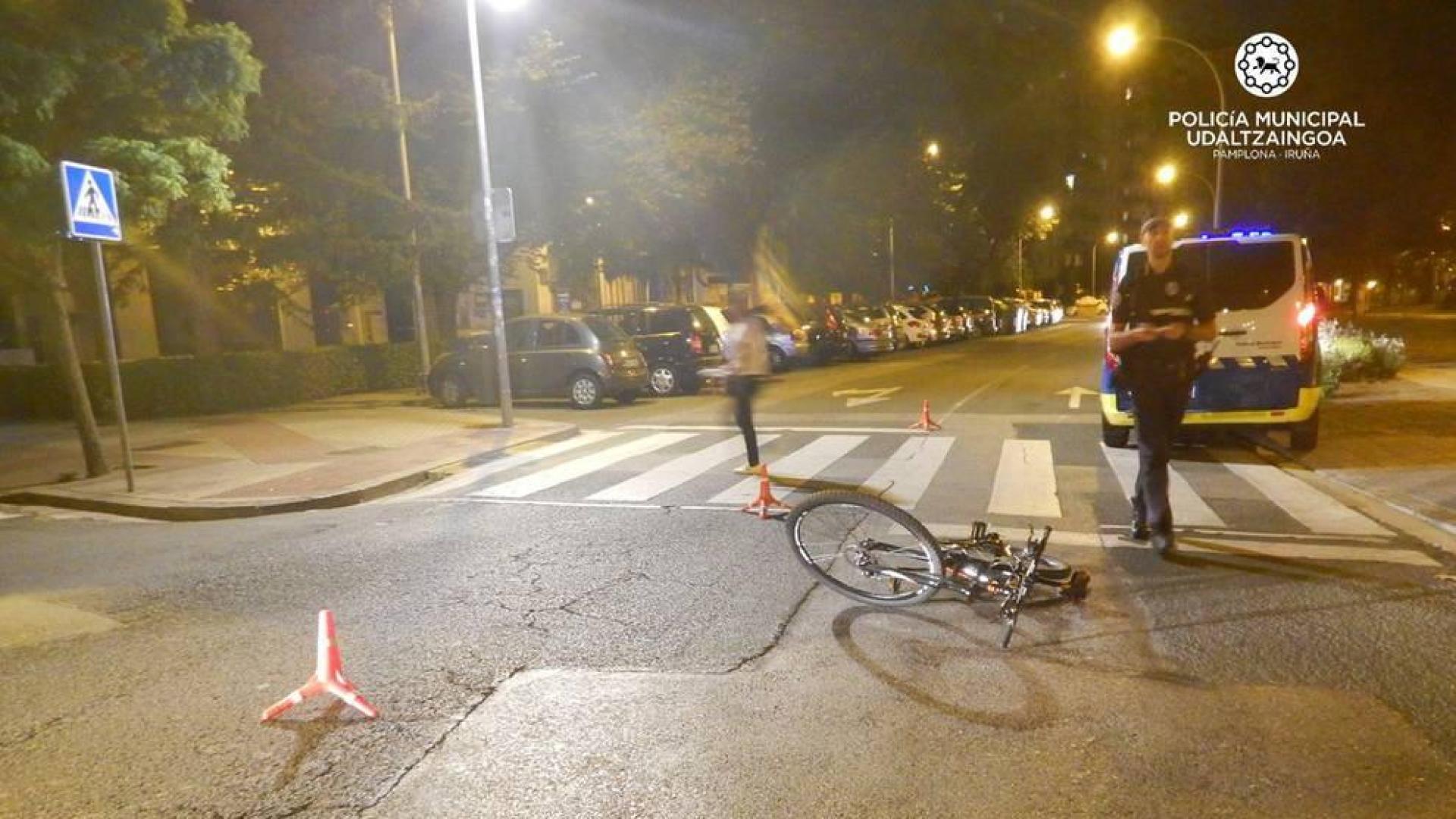 Un ciclista herido al chocar contra un vehículo mientras cruzaba el paso de peatones
