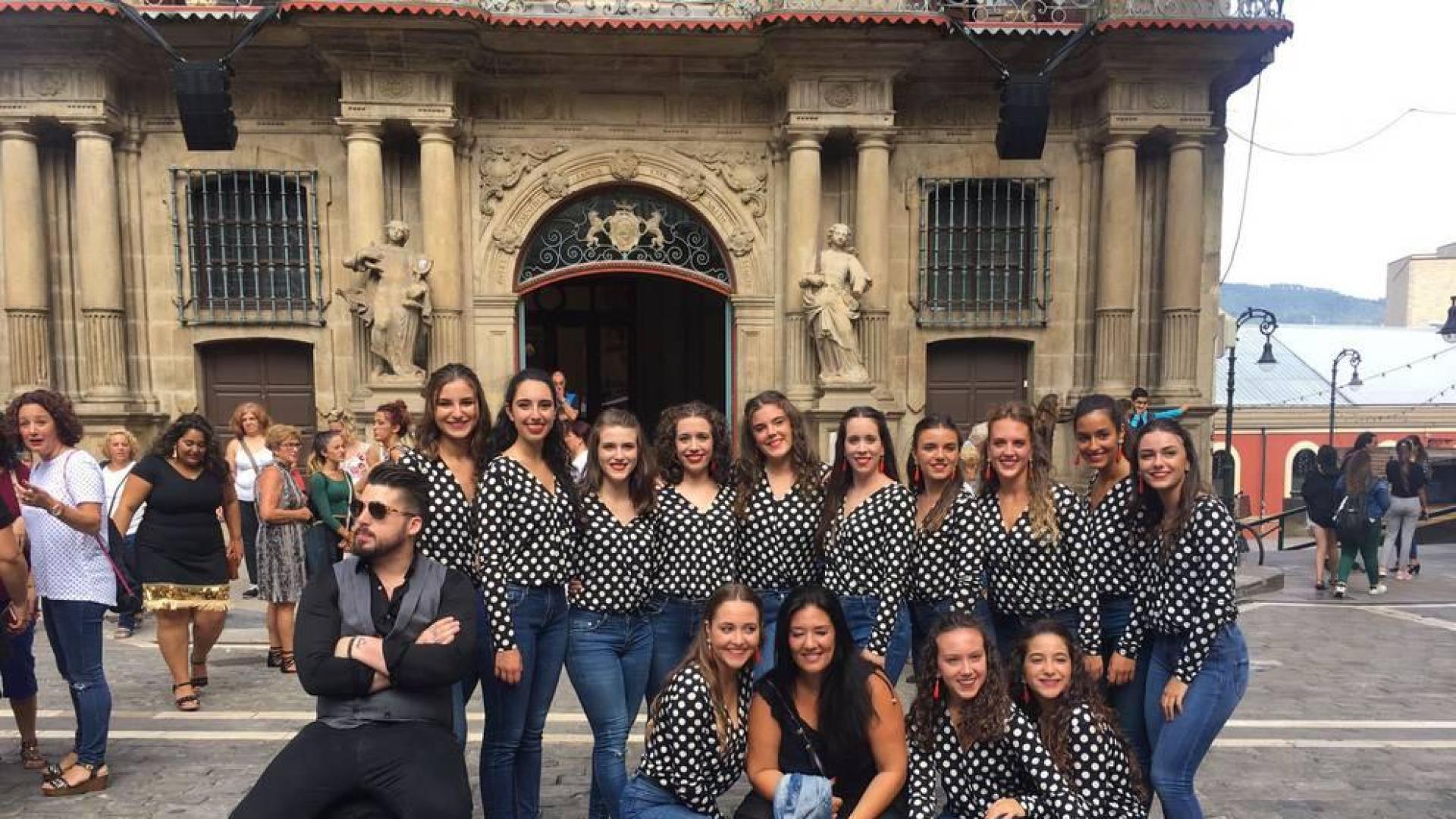 Las catorce integrantes de la compañía de la bailaora navarra Sandra Gallardo.