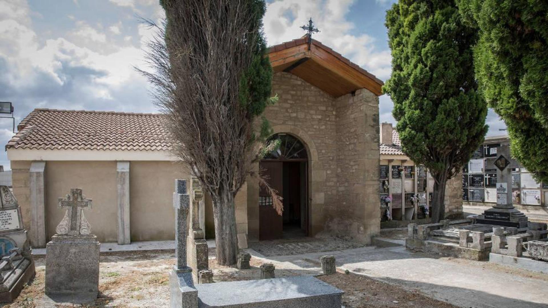 Profanan una tumba y se llevan restos en el cementerio de Viana