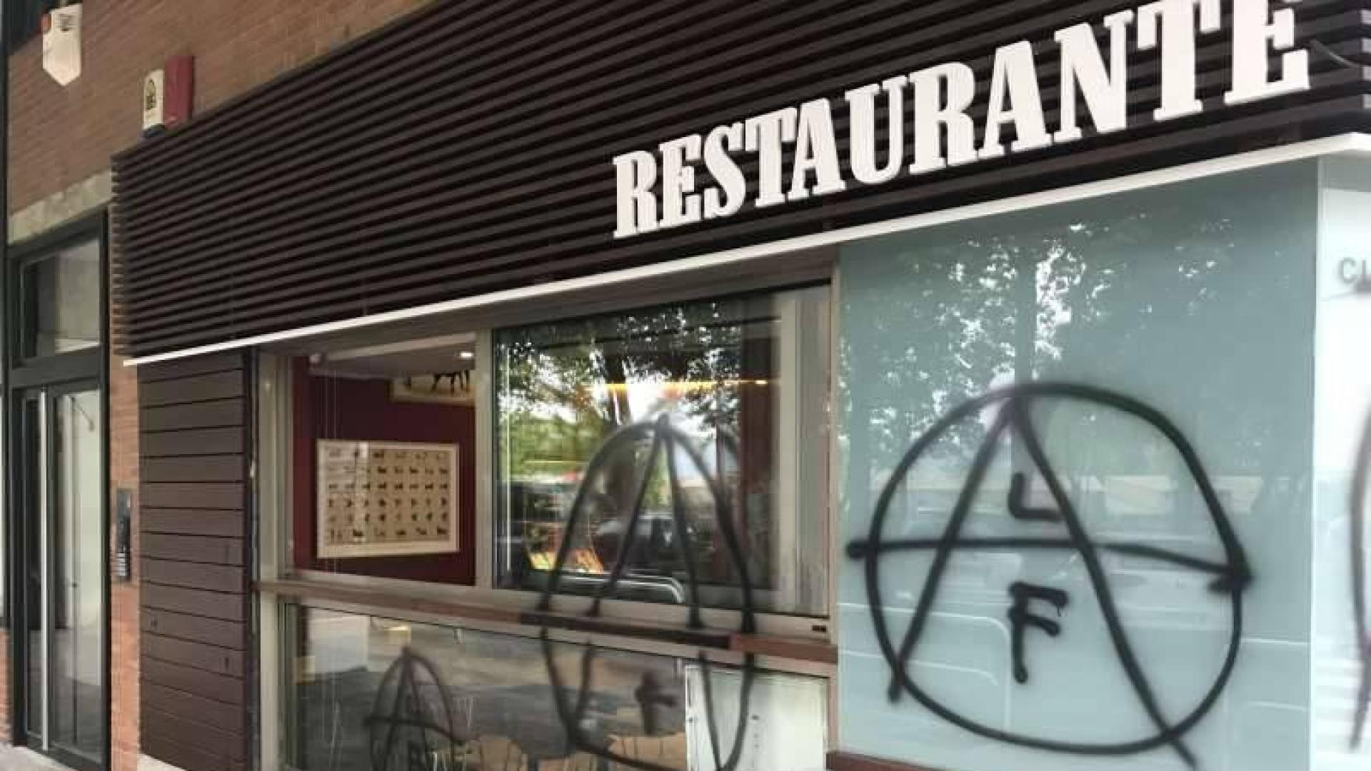 Denuncian el ataque de animalistas a la sede del Club Taurino de Pamplona