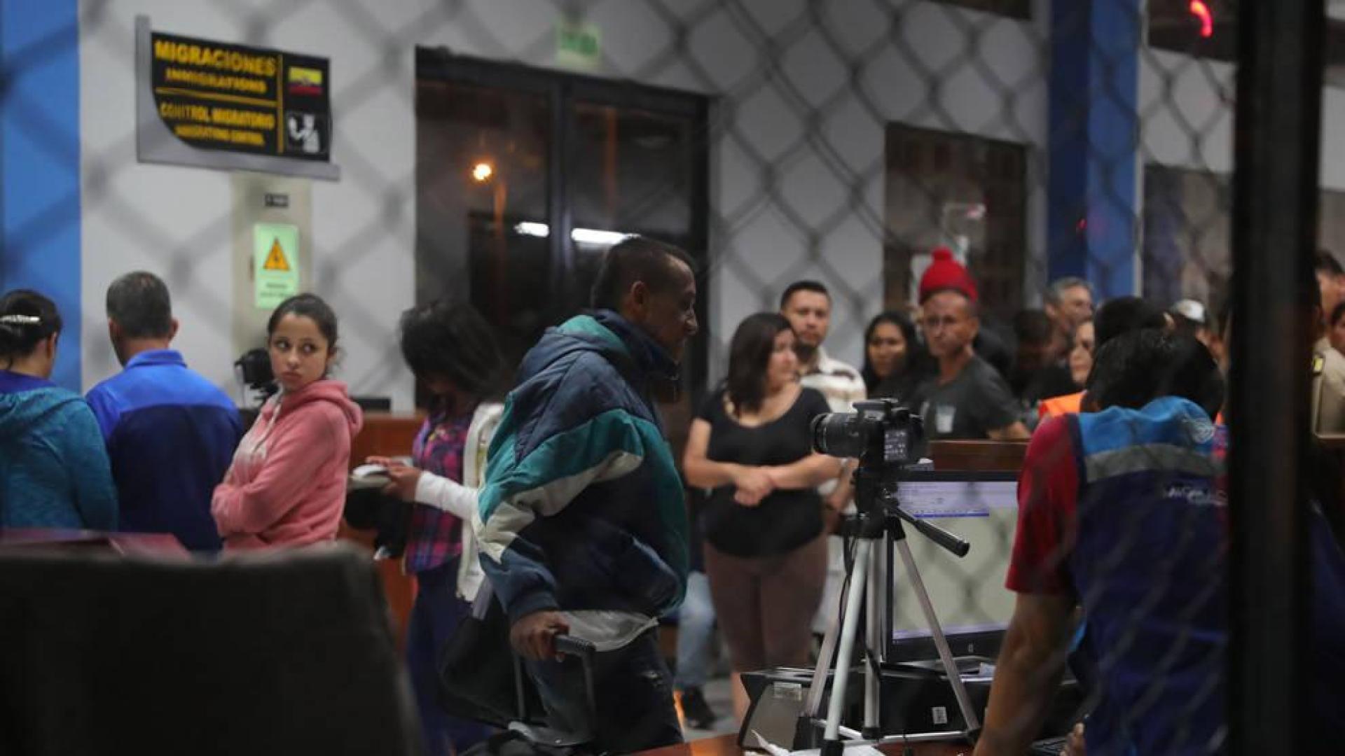 Miles de venezolanos entran a Perú antes de que se les exija pasaporte