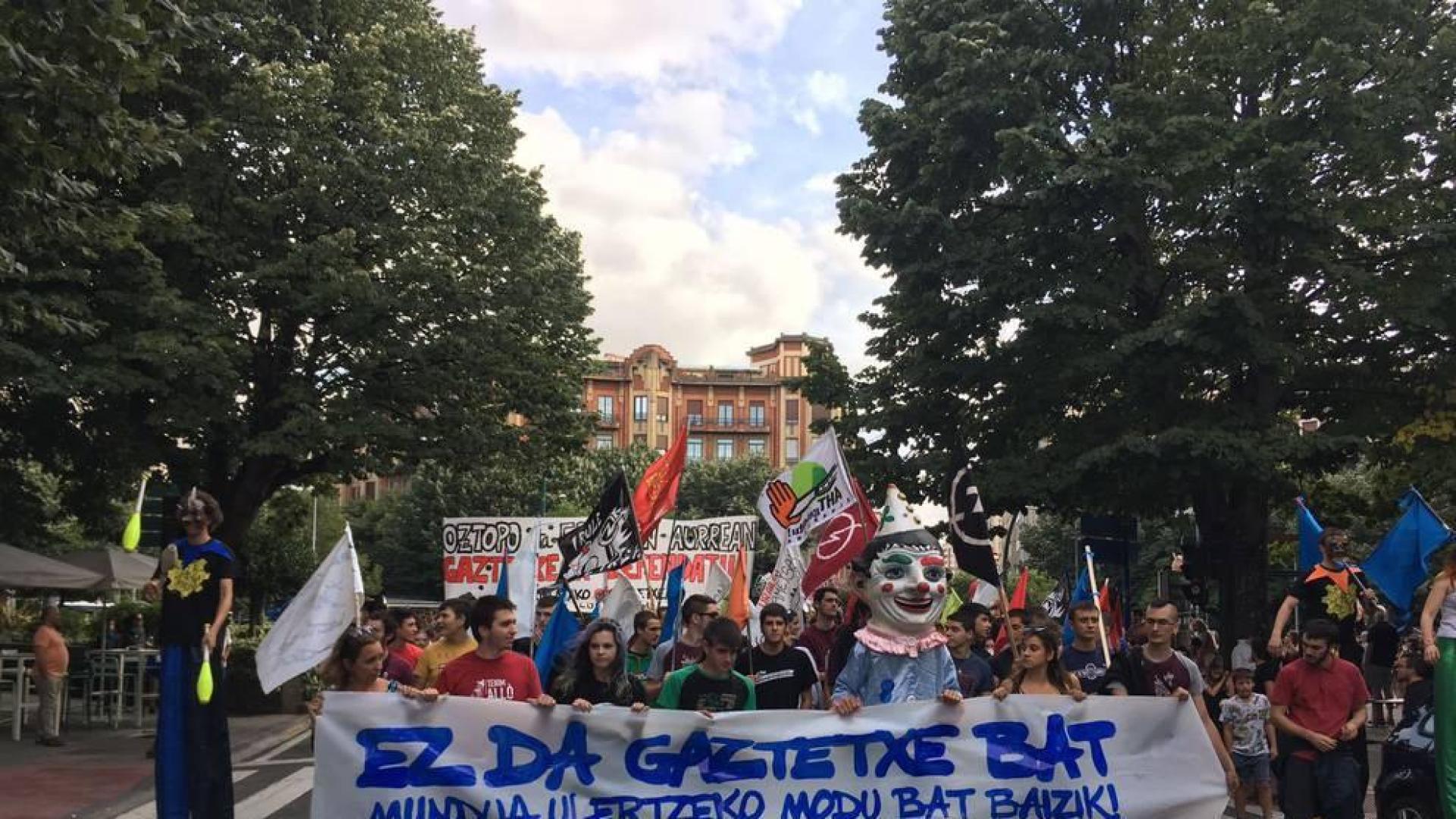 Miles de personas se manifiestan en Pamplona en apoyo al Gaztetxe