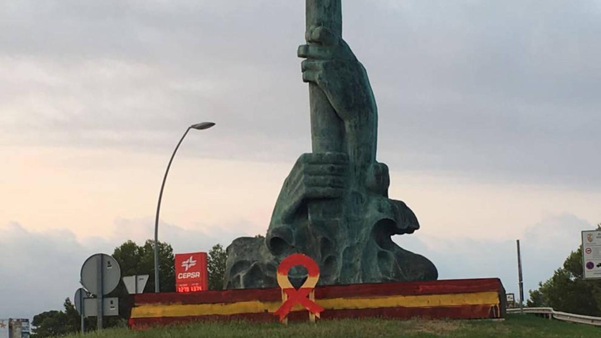 Denunciado Arcadi Espada por pintar una bandera española sobre lazo amarillo