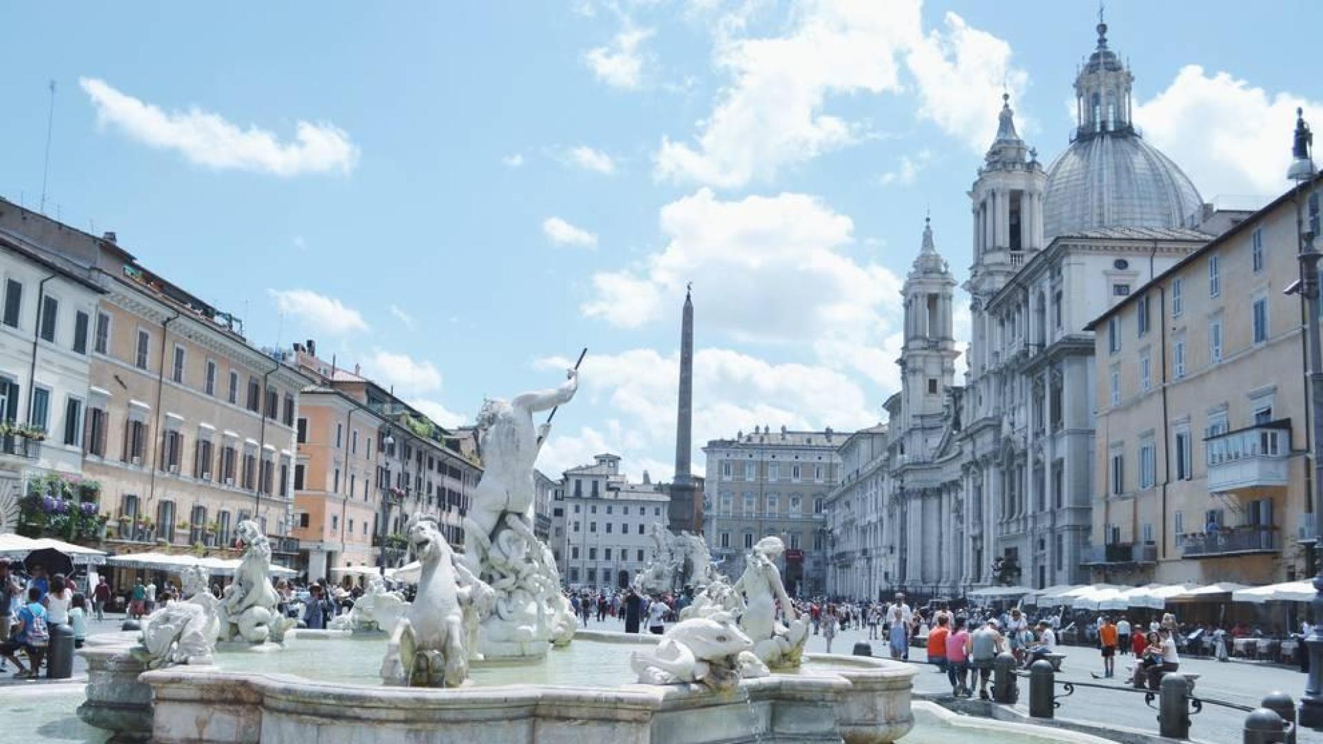 Multan a una familia española en Roma al bañarse uno de sus hijos en una fuente