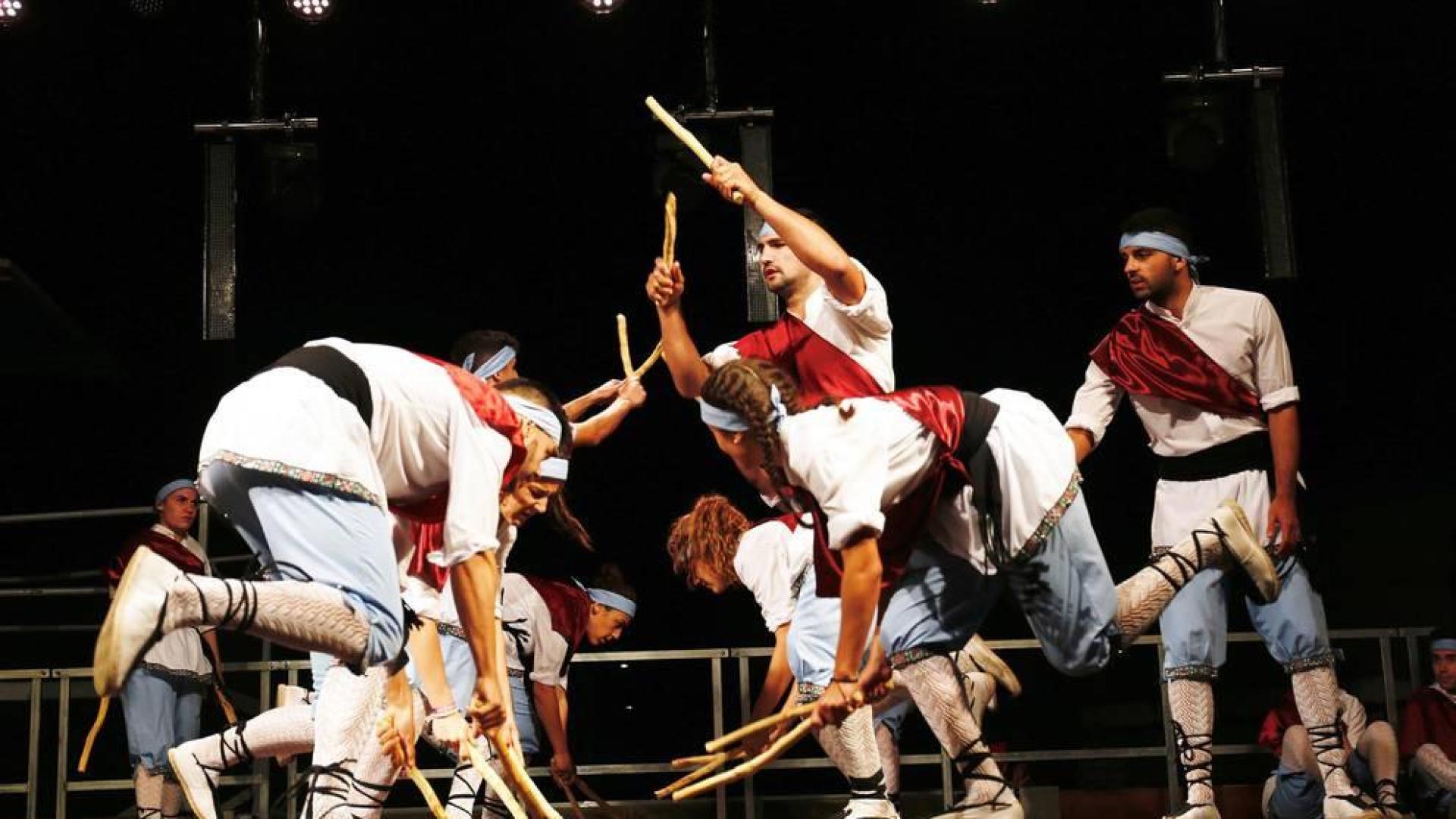 Imágenes del paloteado de las fiestas de San Bartolomé de Ribaforada 2018