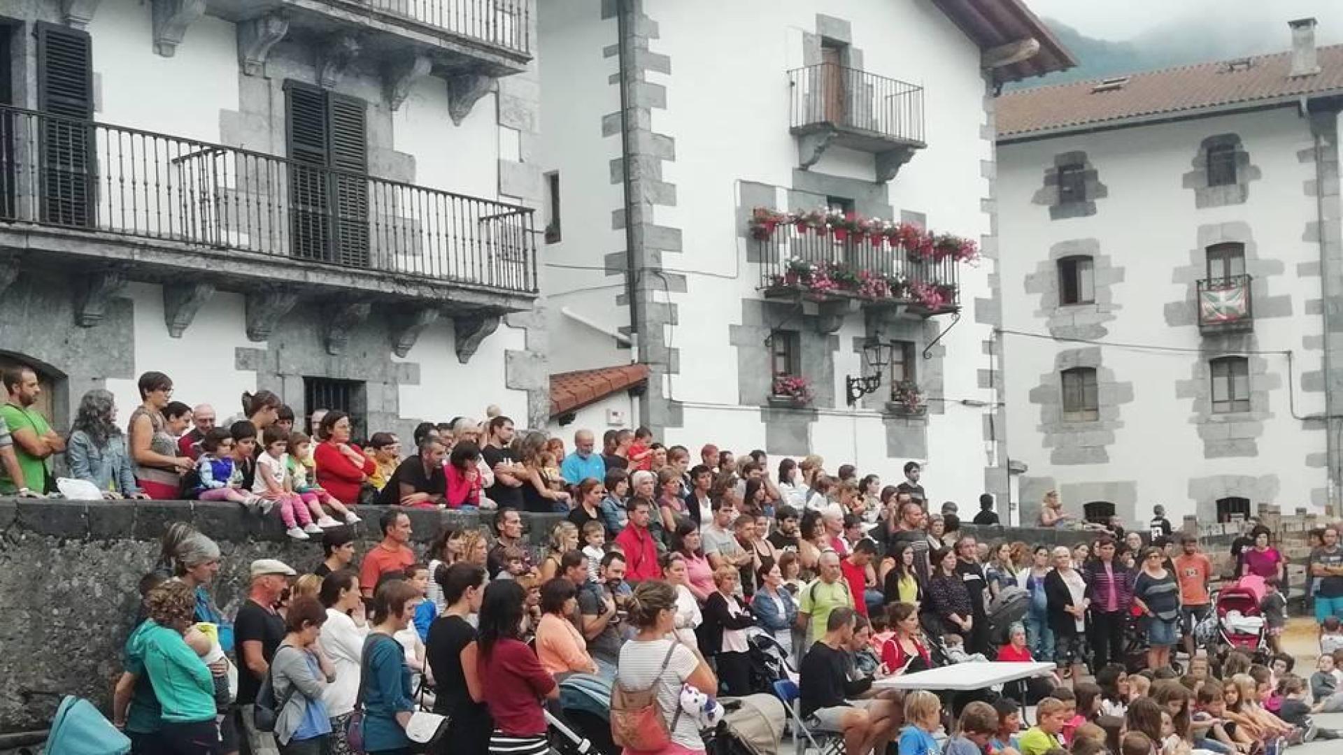 Vecinos de Leitza reunidos a principios de mes para pedir que el servicio de Pediatría esté a cargo de estos profesionales.
