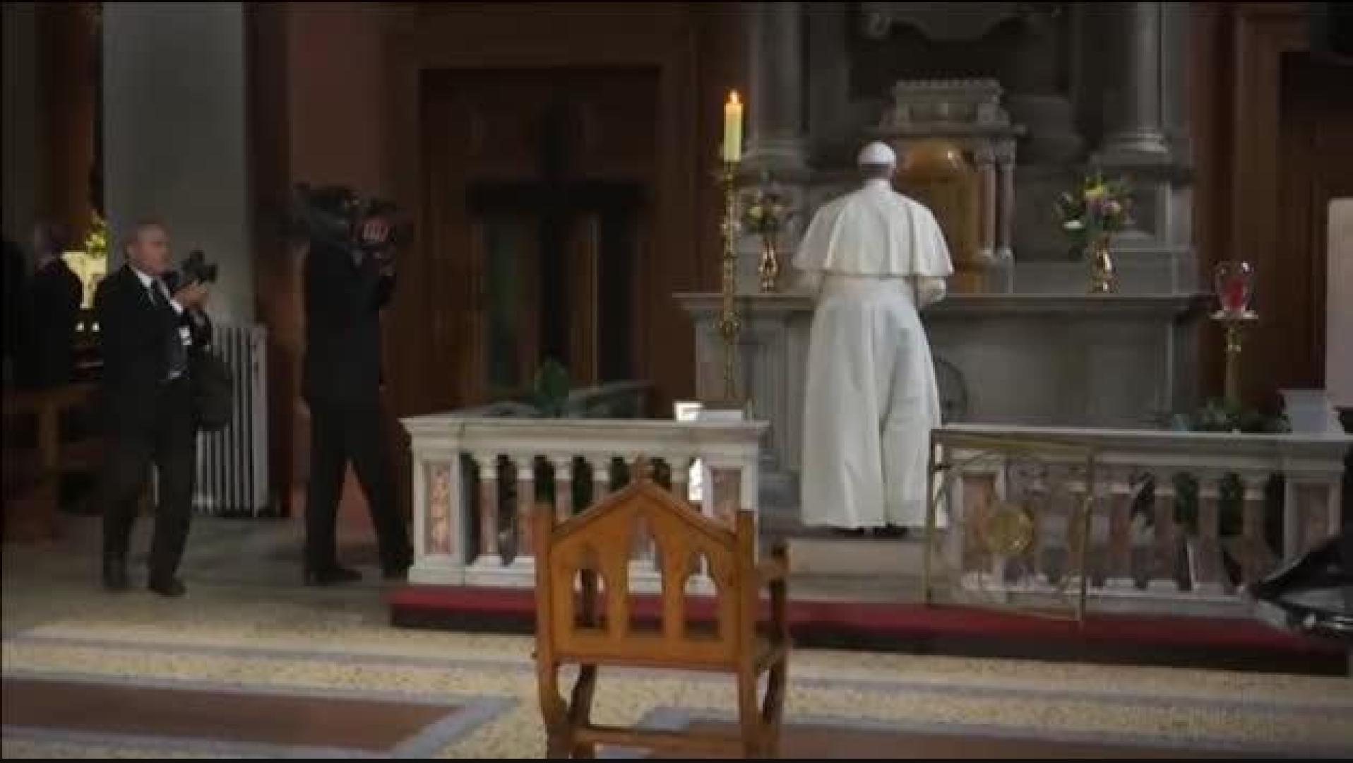 El Papa reza en Dublín por las víctimas de los abusos