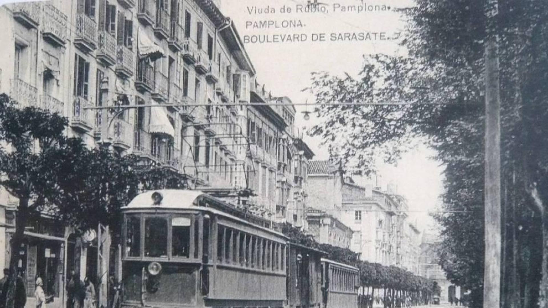HACIA 1920. El automotor Nº 2 de “El Irati”, con un vagón de mercancías y un remolque largo, de los llamados jardineras, en la parada del bulevar, hoy paseo de Sarasate.