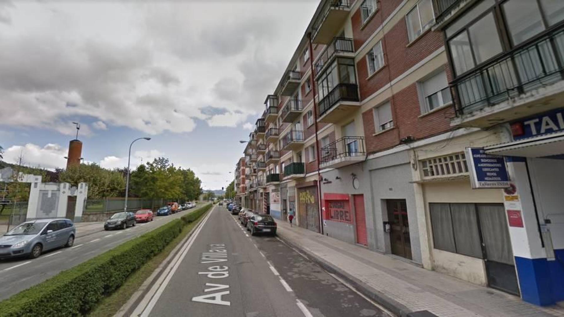 Una fuga de agua en la avenida de Villava de Pamplona causa restricciones de tráfico