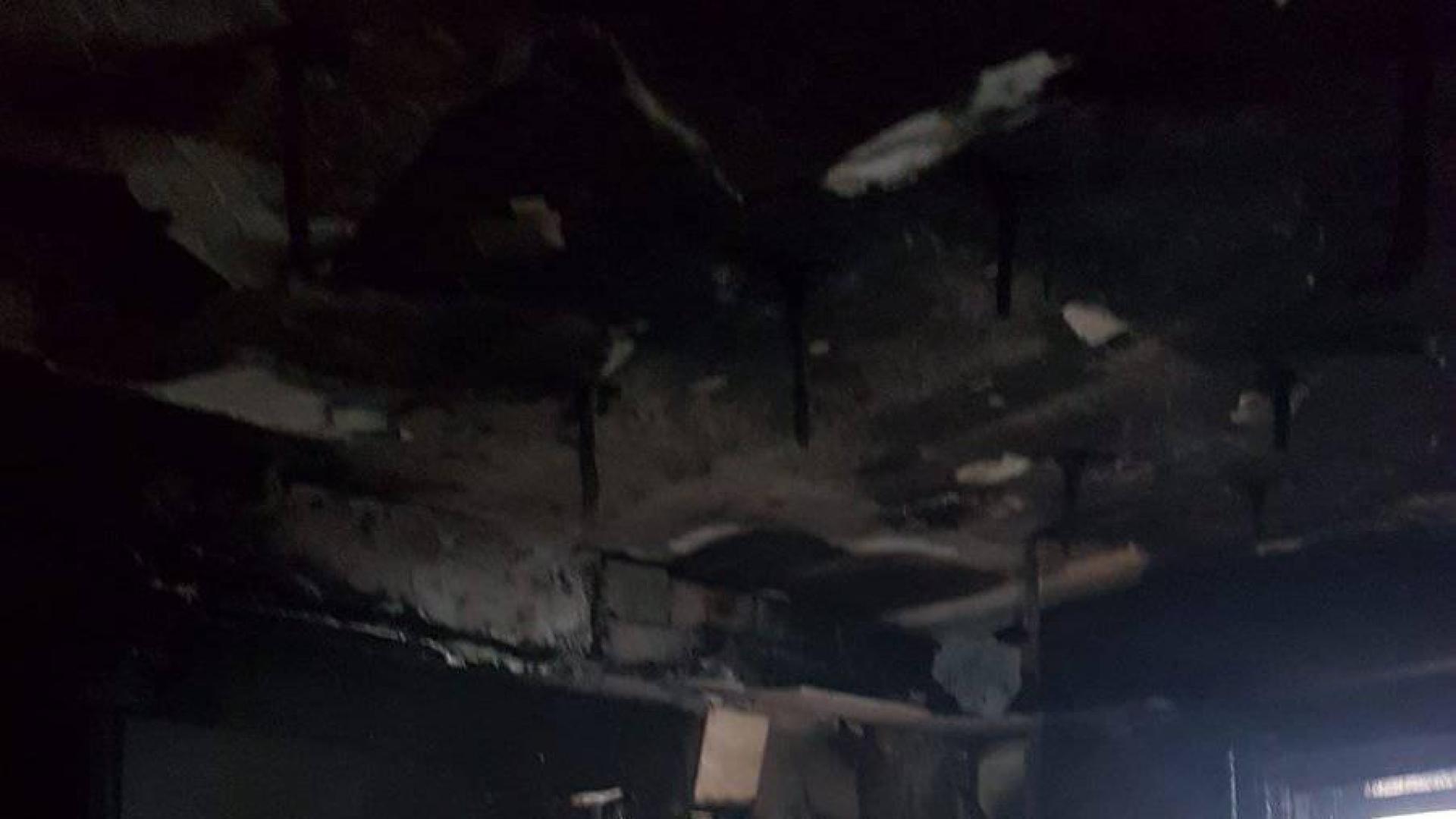Bomberos sofocan un incendio que calcinó parte de una vivienda en Burlada