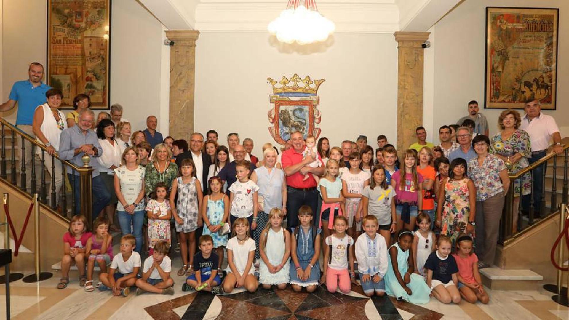 El Ayuntamiento recibe a niños ucranianos que pasan el verano en Navarra