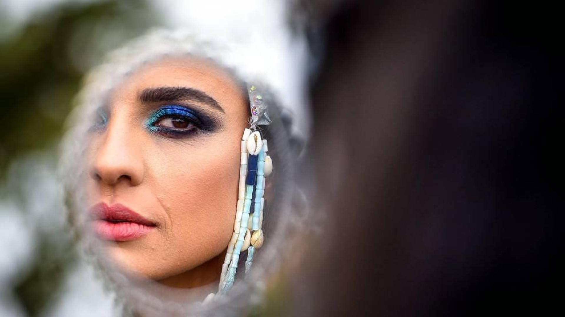 El popular carnaval de Notting Hill, en el oeste de Londres, vivió este lunes su "día grande" con un desfile repleto de color y ritmos caribeños y bajo una fuerte presencia policial.