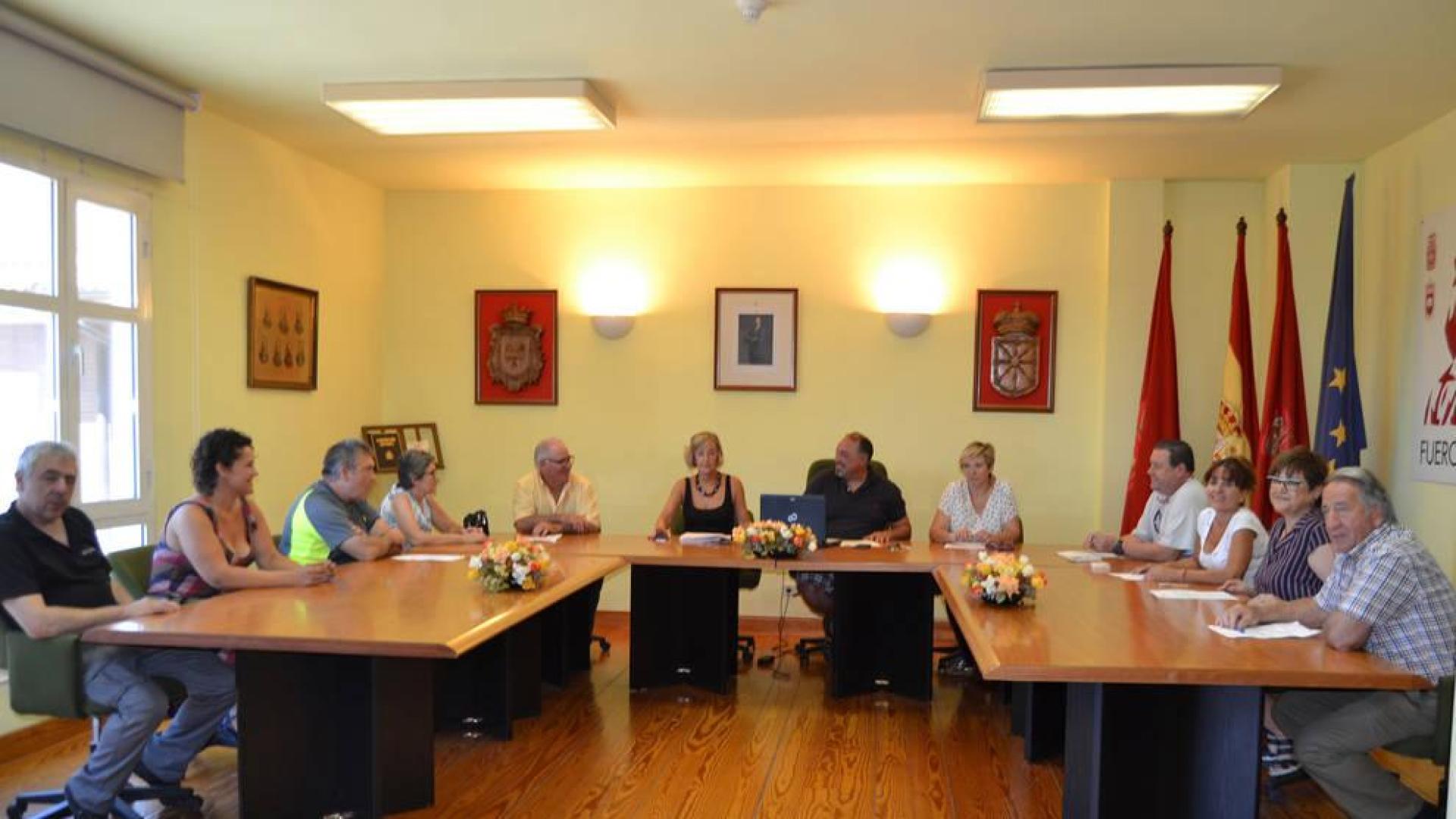 Andosilla elige una sola mesa para la consulta sobre las fiestas