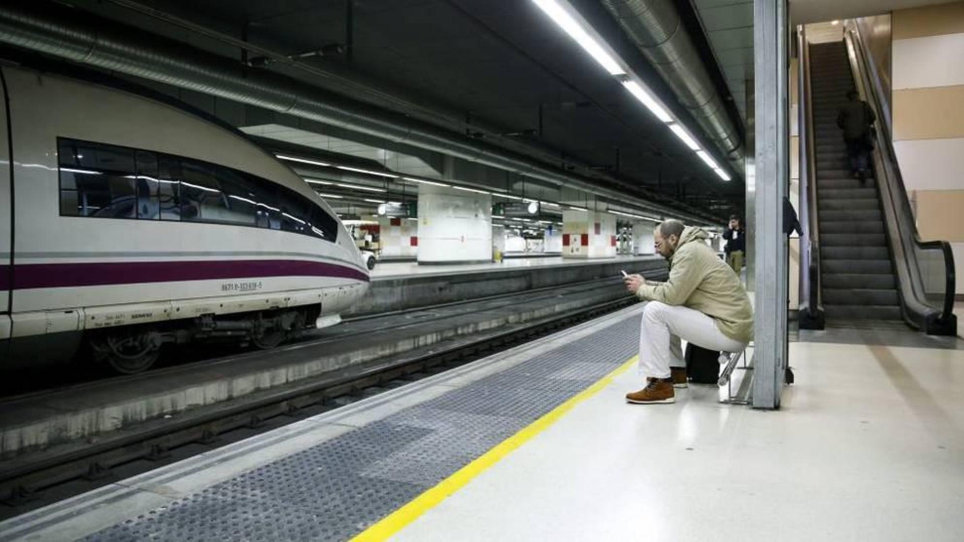 Un hombre apuñala a dos personas en la estación de Sants, en Barcelona