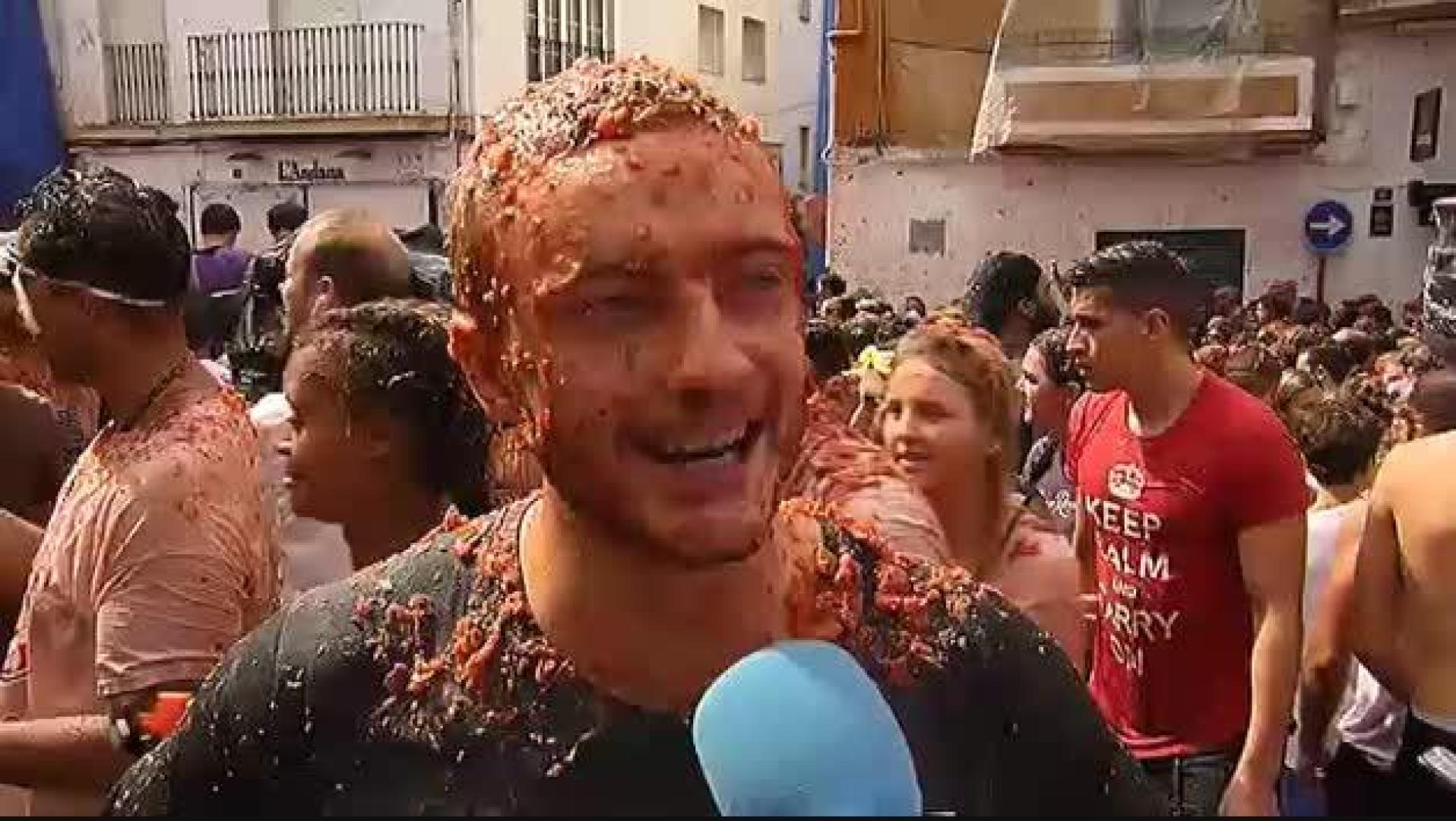 La Tomatina cubre de rojo las calles de Buñol con más de 145.000 kilos de tomate
