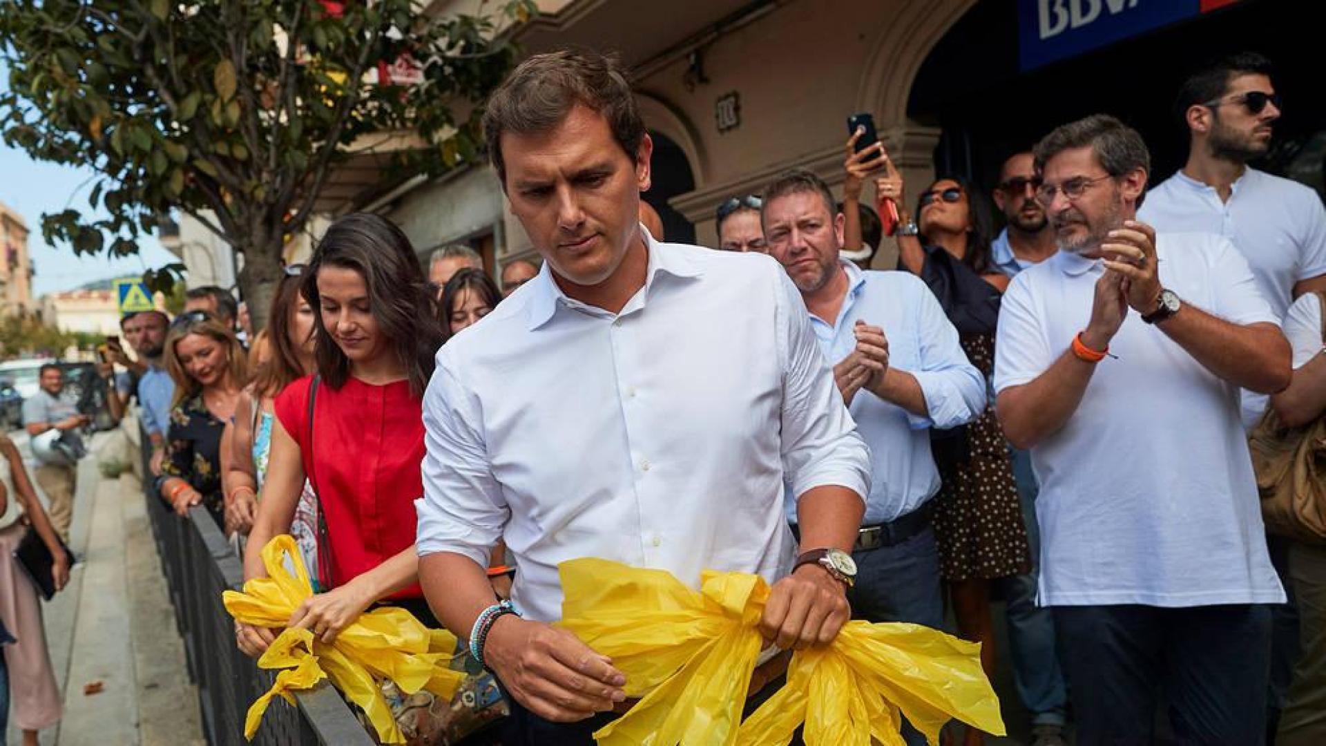 Rivera compara la agresión por los lazos amarillos con la de los guardias civiles en Alsasua