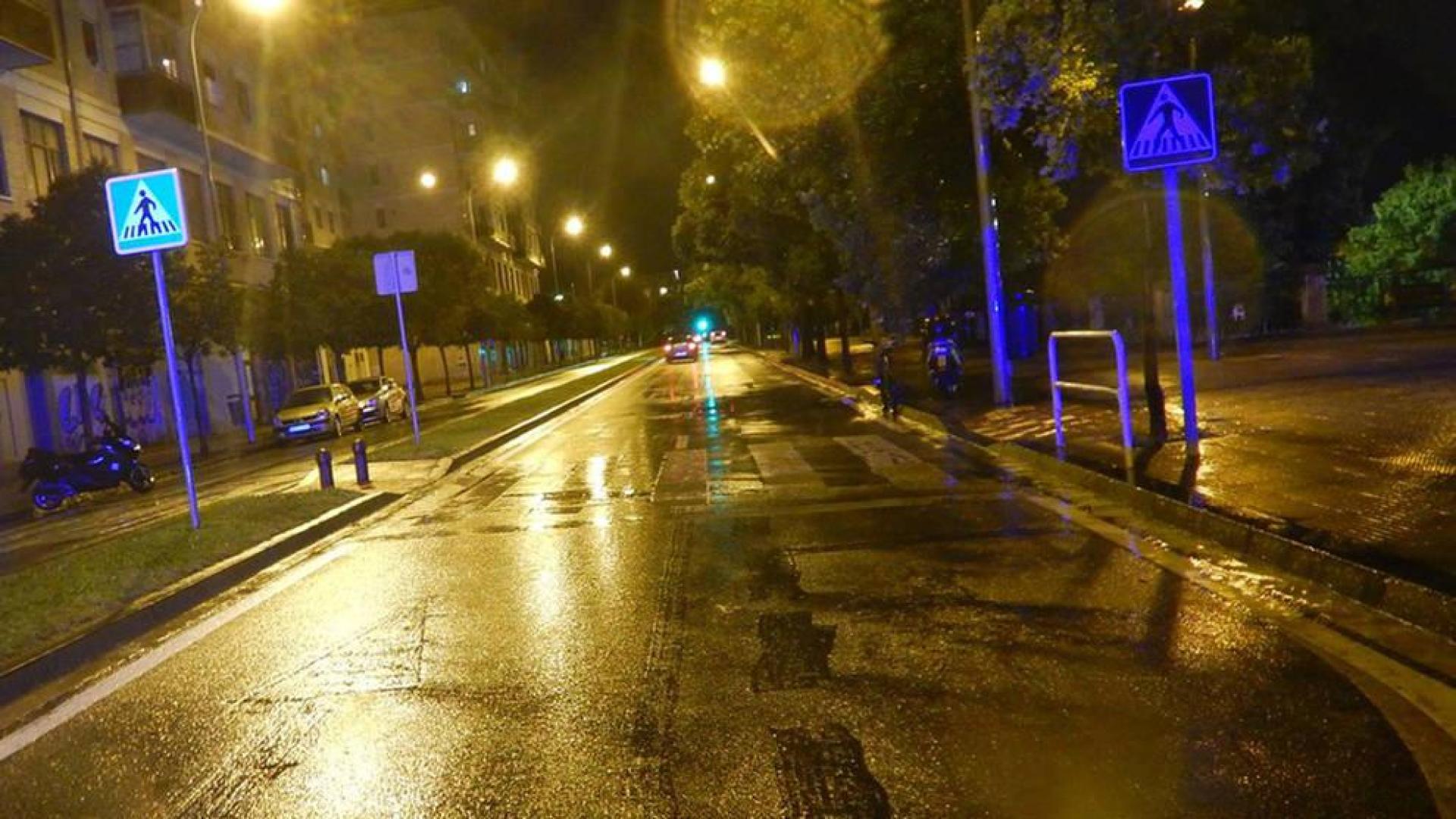 Trasladados al CHN un ciclista y un motorista tras chocar en el barrio de San Juan