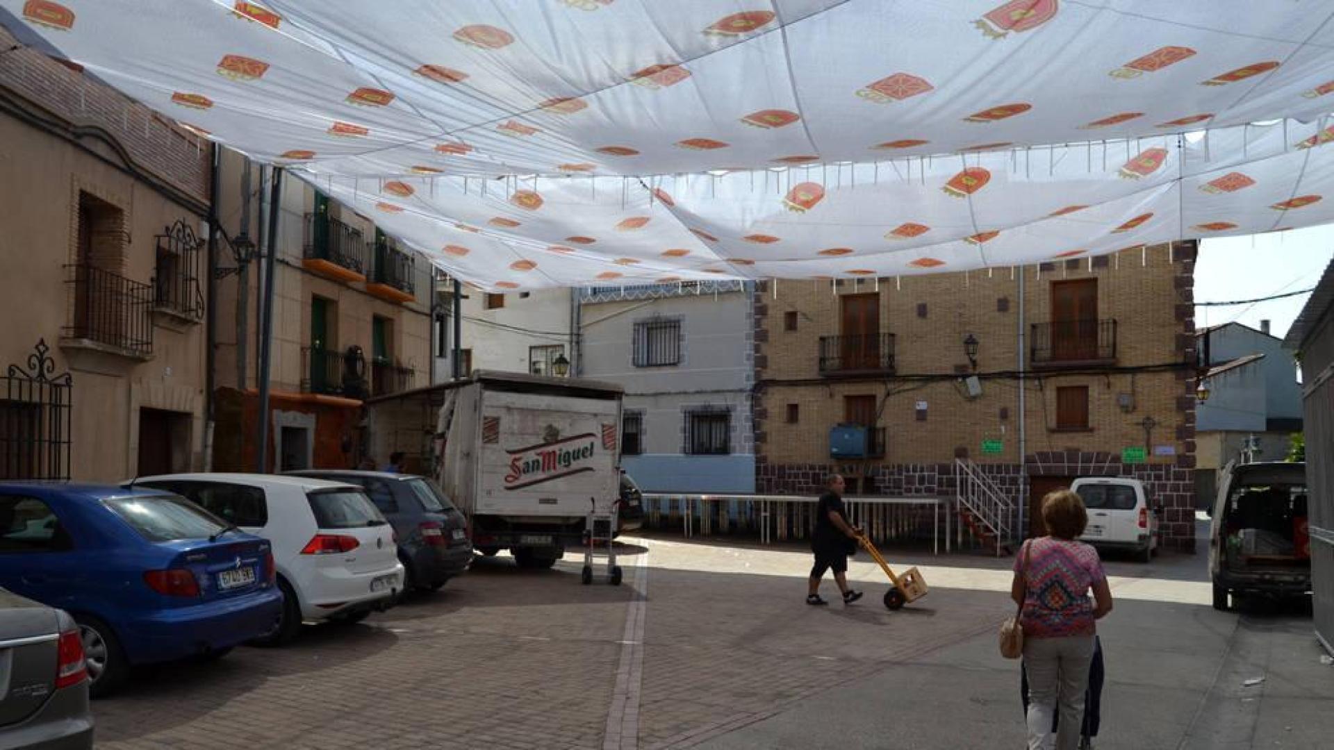 El Corro de Andosilla estrena un toldo que cubre toda la plaza