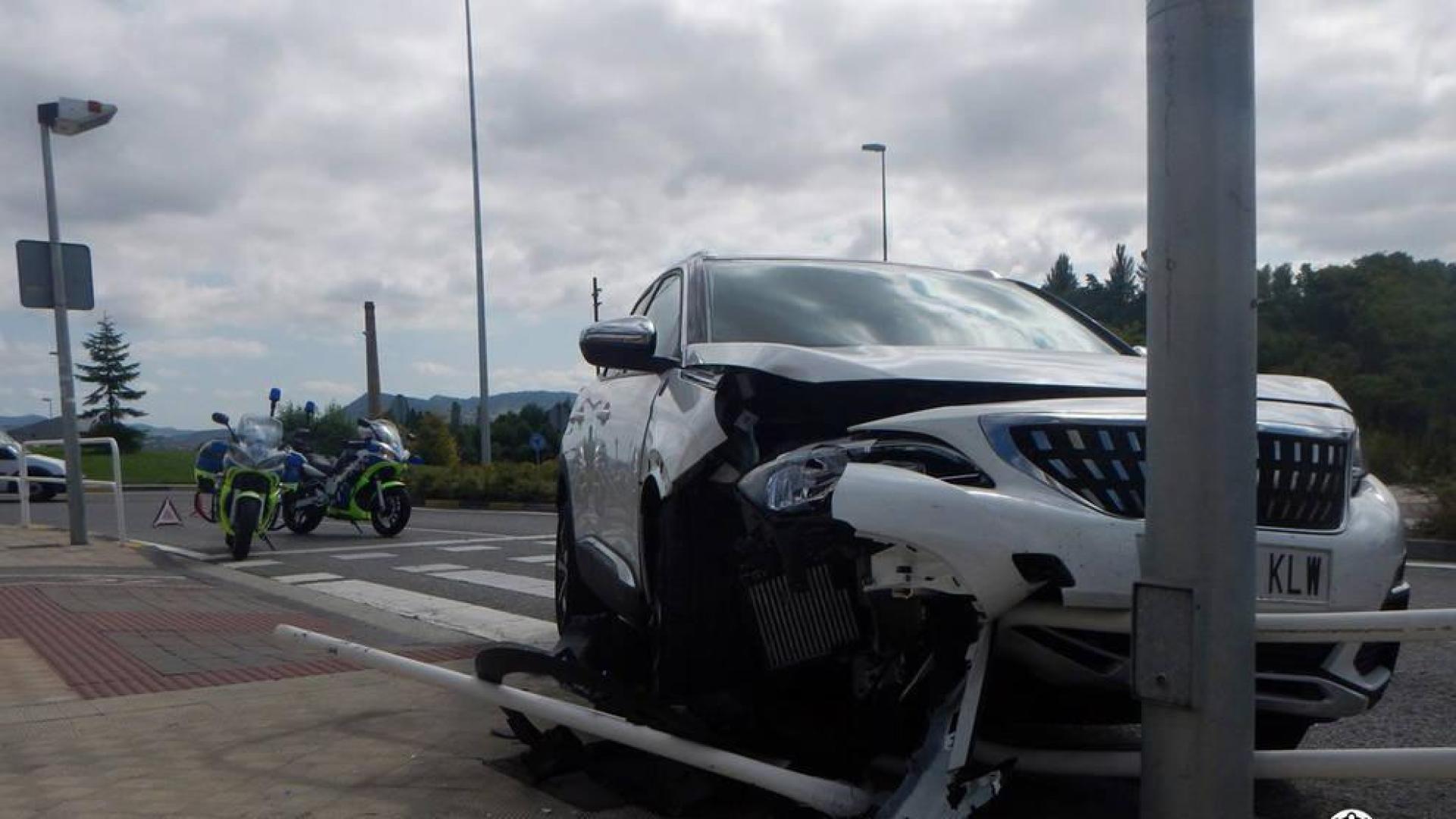Herida tras salirse de la vía y chocar contra una farola y unas vallas protectoras