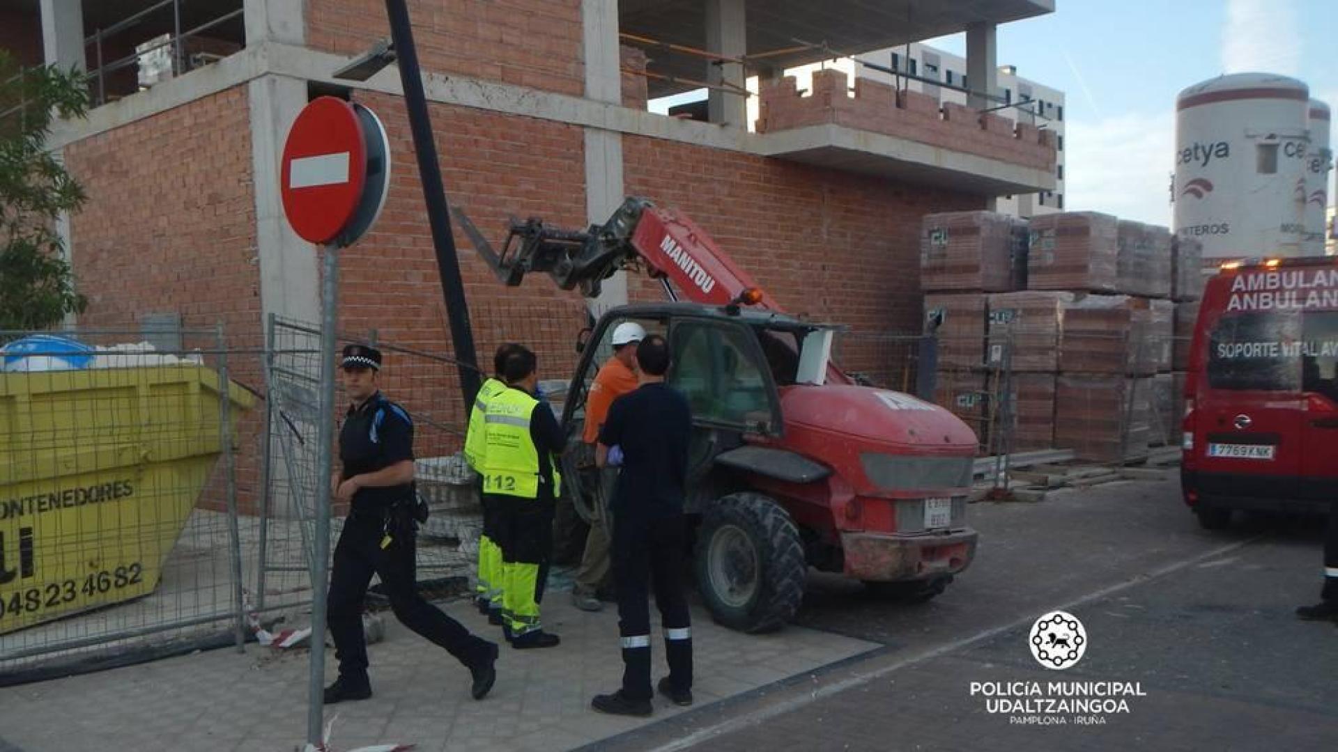 Trasladado al CHN el conductor de una carretilla tras chocar contra unas vallas
