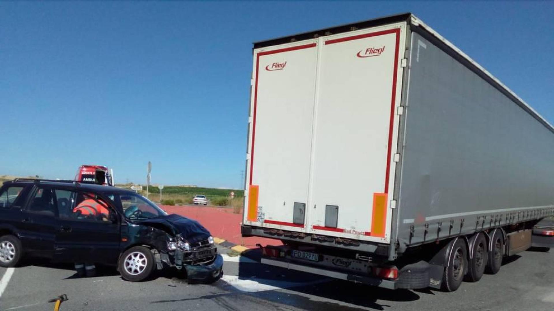 Una persona trasladada al CHN por un choque con un camión en el cruce de Falces