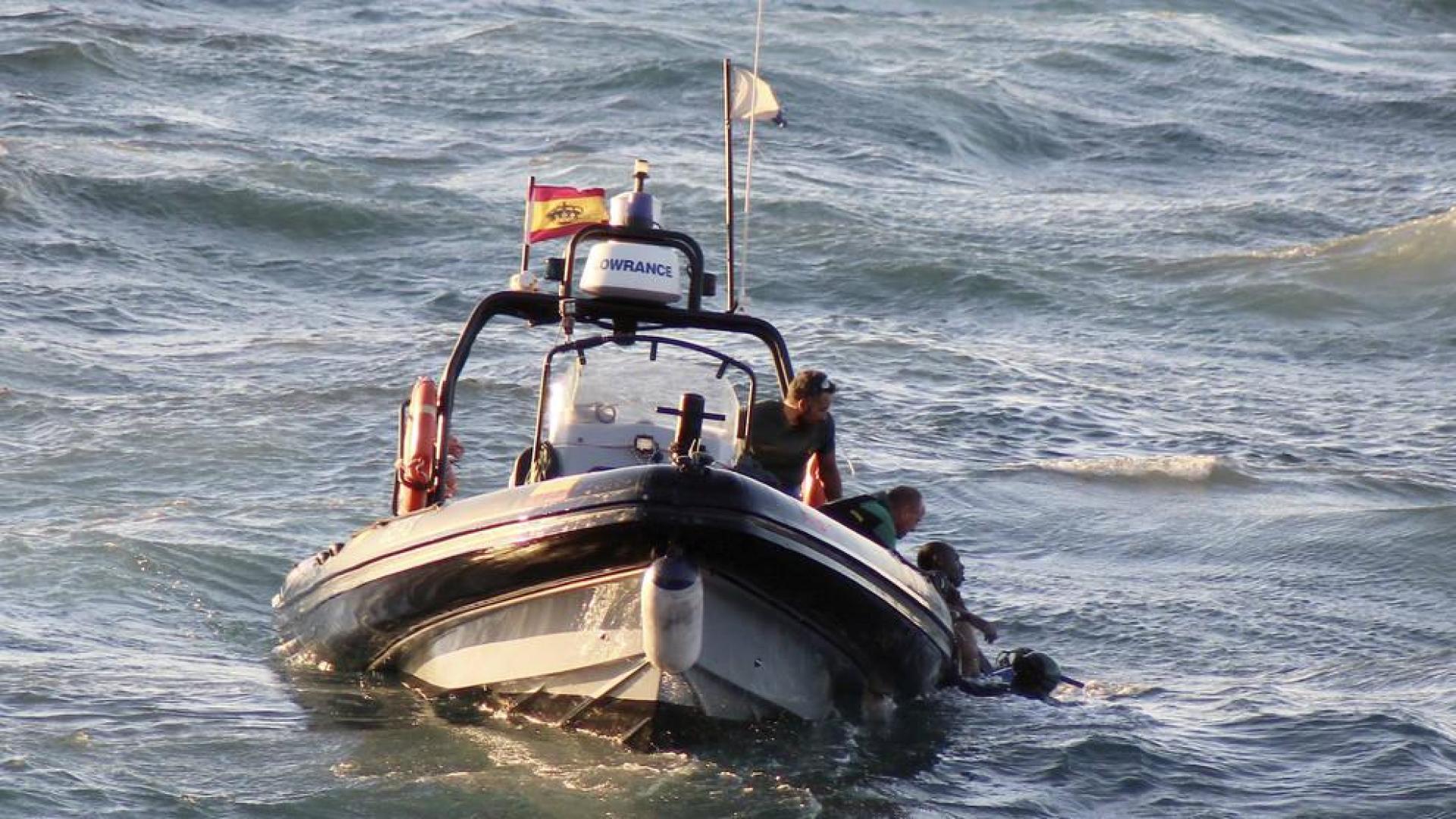 Muere ahogado un inmigrante cuando intentaba llegar a Ceuta en una moto de agua