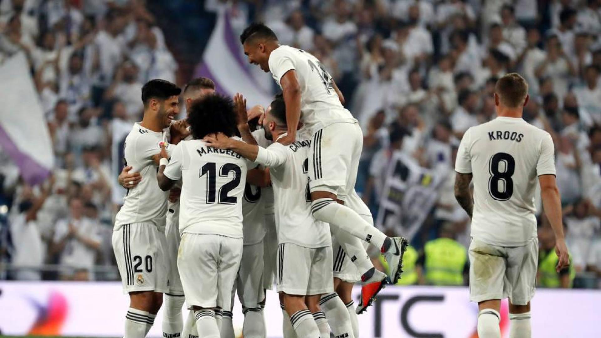 Los jugadores del Real Madrid celebran juntos uno de los goles del delantero Karim Benzema