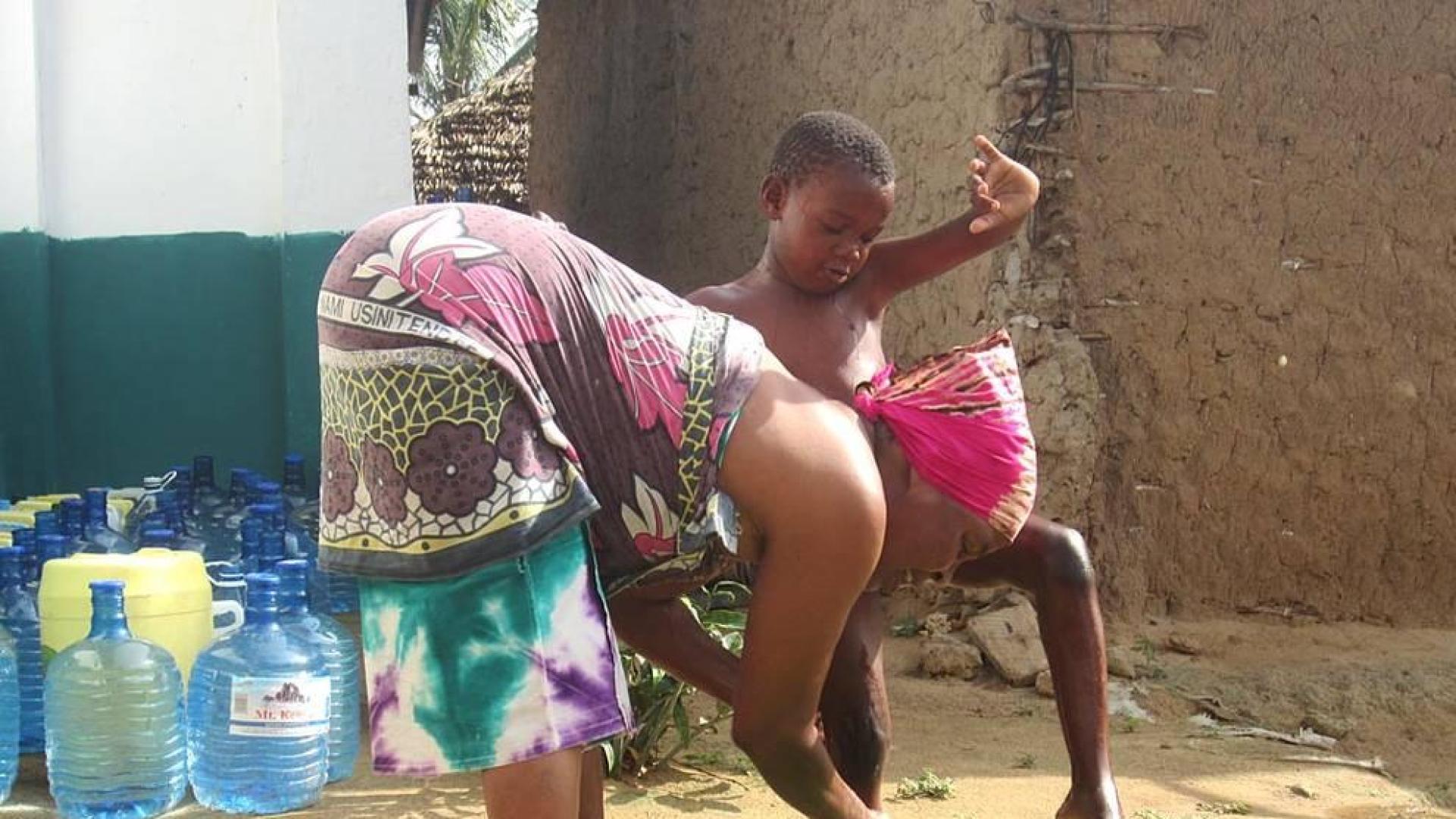 El joven de Barañáin imparte clases de spinning en Lagunak para recaudar fondos para la ONG Children of Africa.
