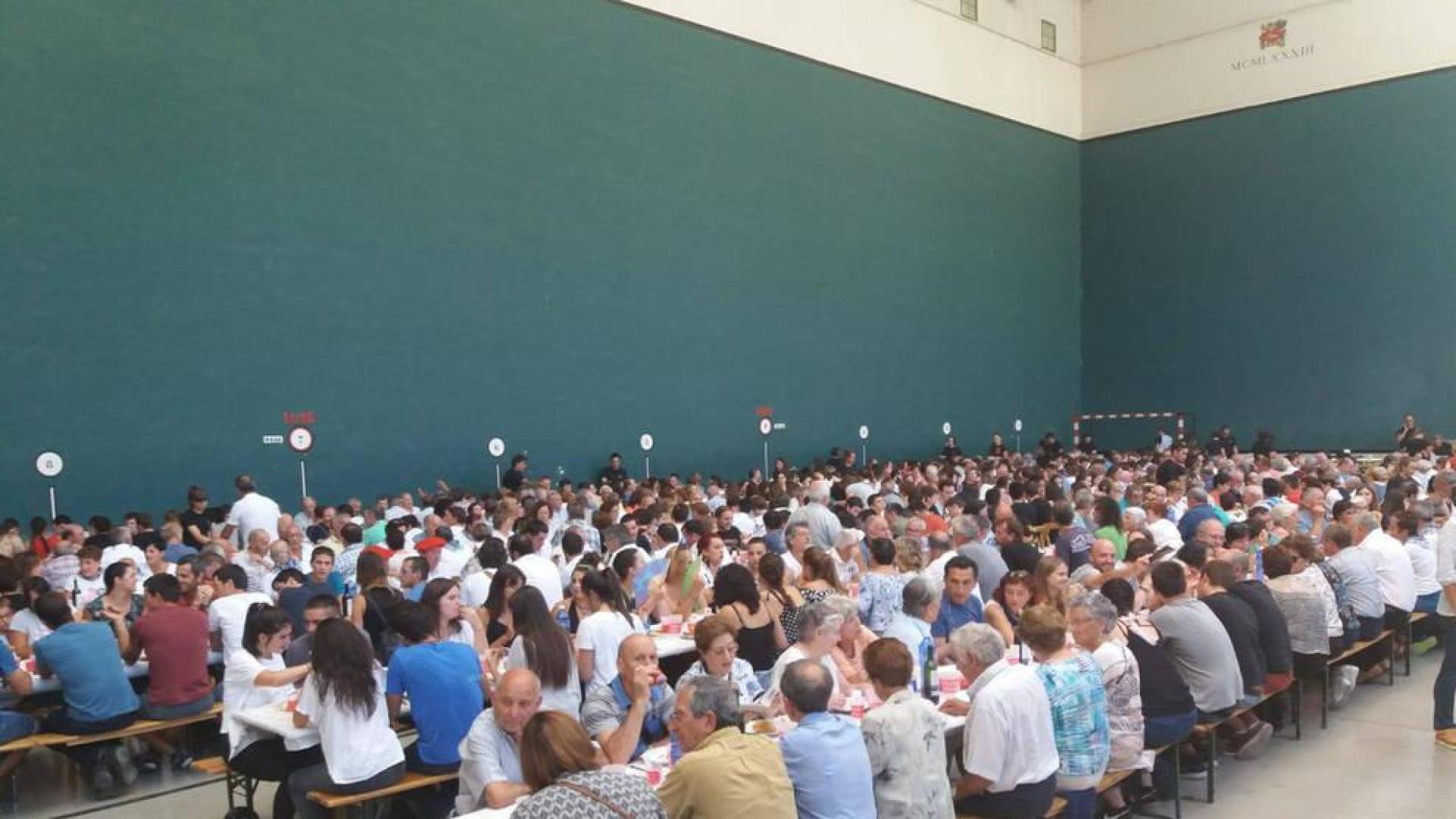 Multitudinaria comida en el Día del Valle de Salazar de Ezcároz