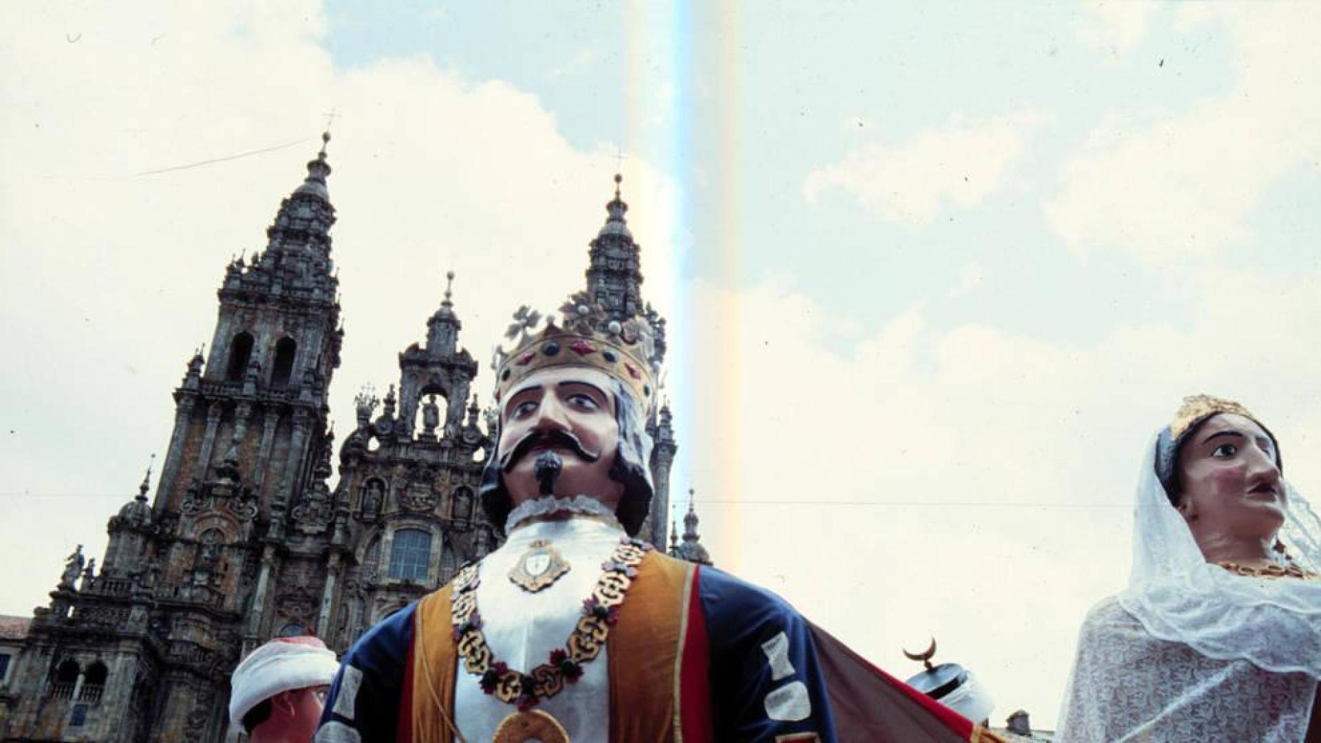 25 años del primer baile de los gigantes de Pamplona frente a la catedral de Santiago