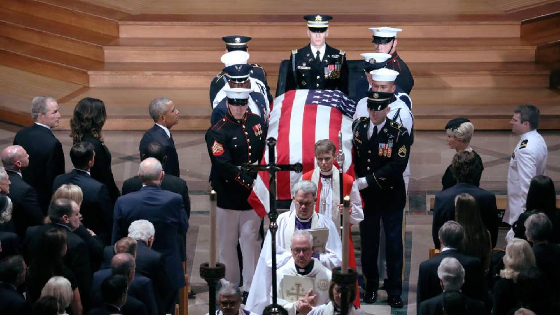 El funeral de McCain se convierte en una reprobación nacional a Trump