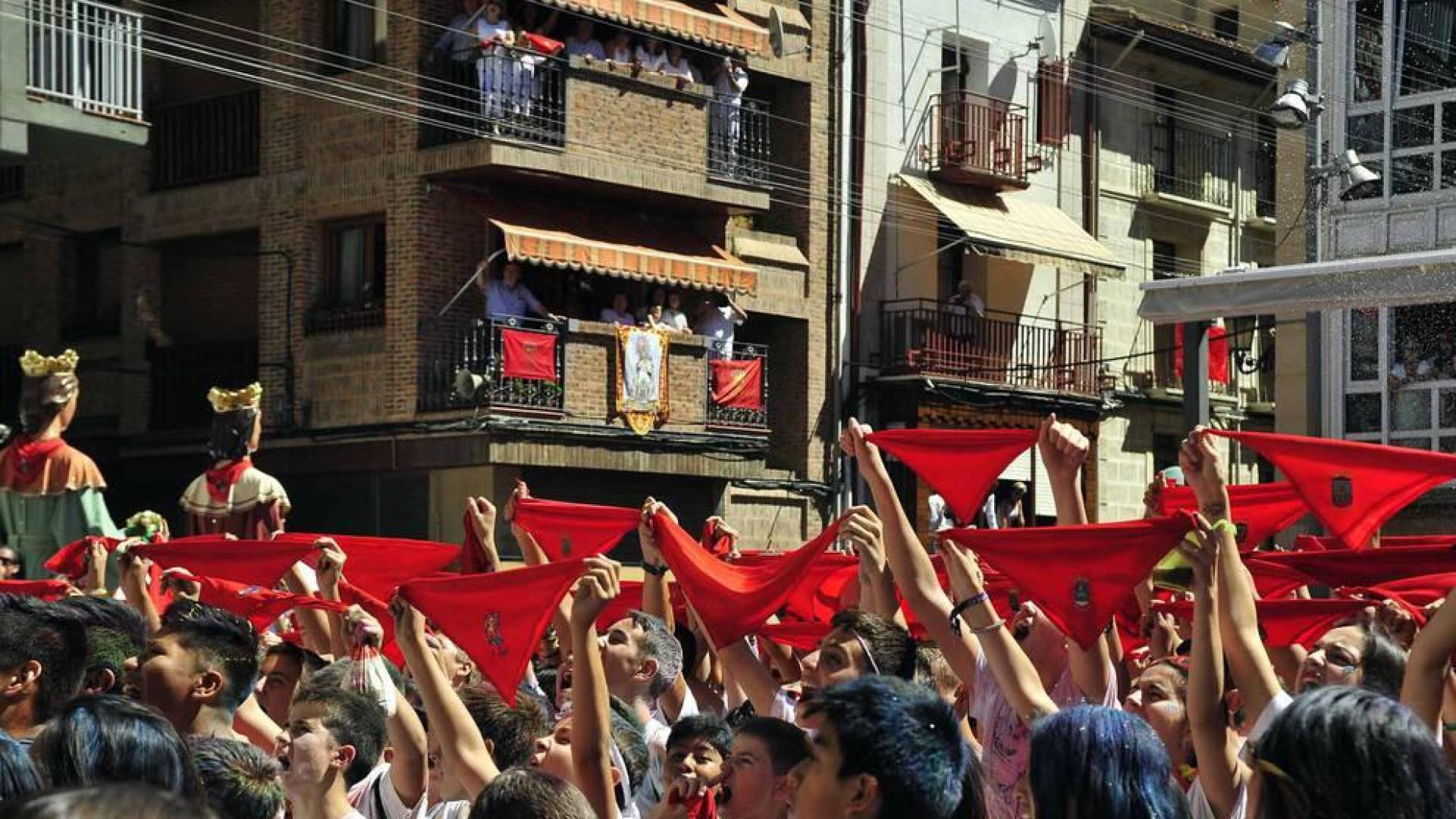 Peralta arrancó este sábado, 1 de septiembre, sus fiestas patronales. La concejala Nuria Autor fue la encargada de prender la mecha festiva