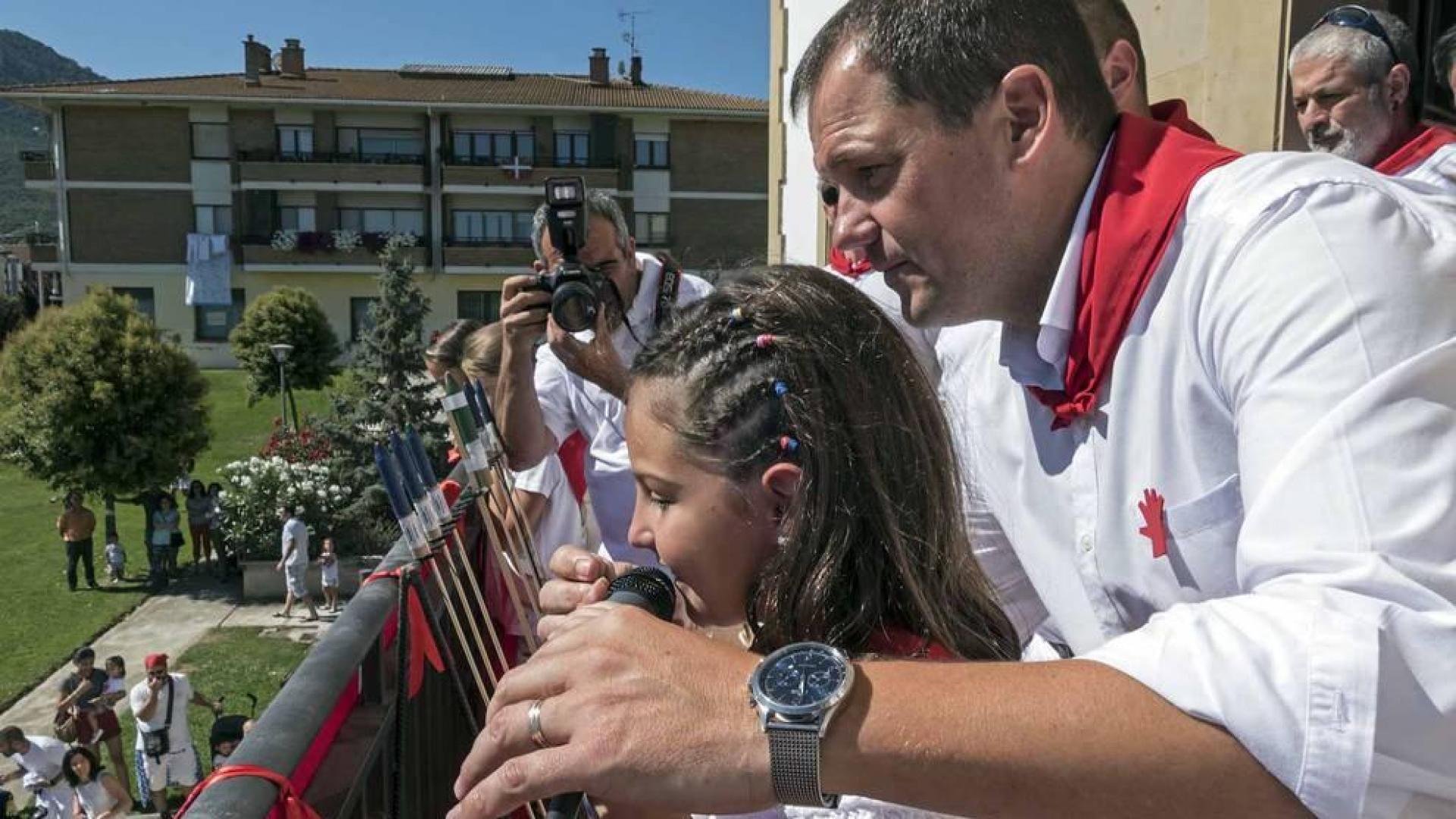 Los niños disfrutaron este sábado del día que les brinda el programa, con chupinazo y con una lluvia de golosinas