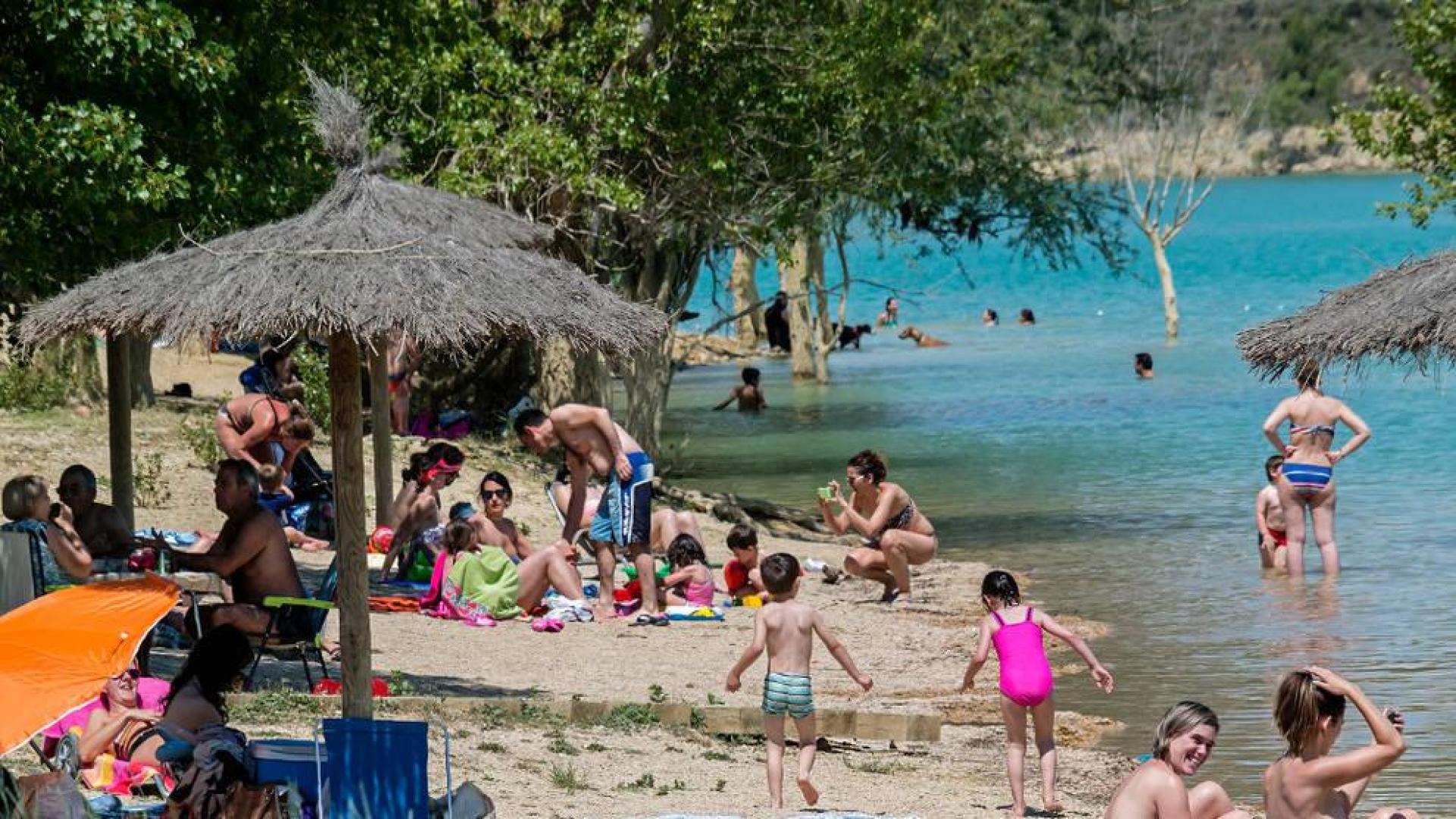 Zona de playas del embalse de Alloz, repleto de bañistas en un sábado de ambiente veraniego.
