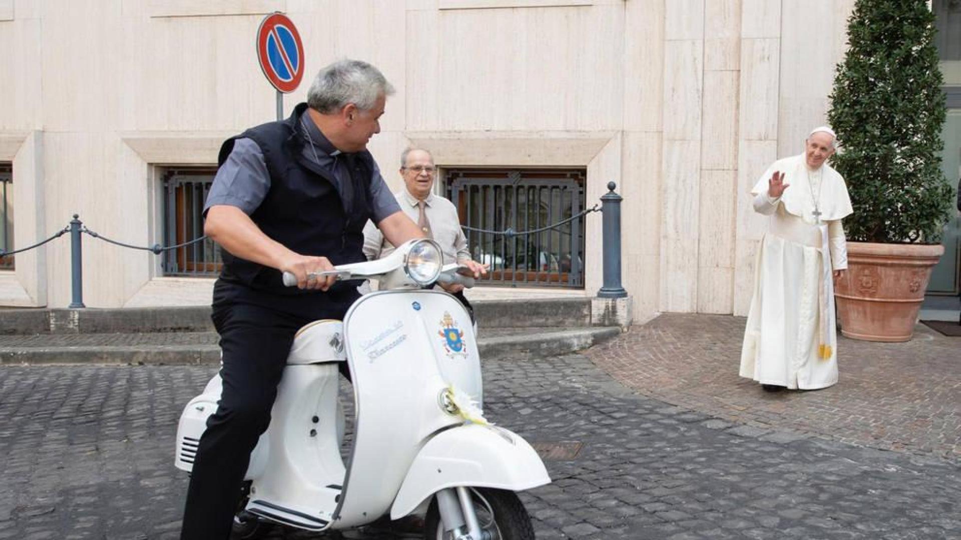 El papa recibe una Vespa personalizada como regalo de su club de fans