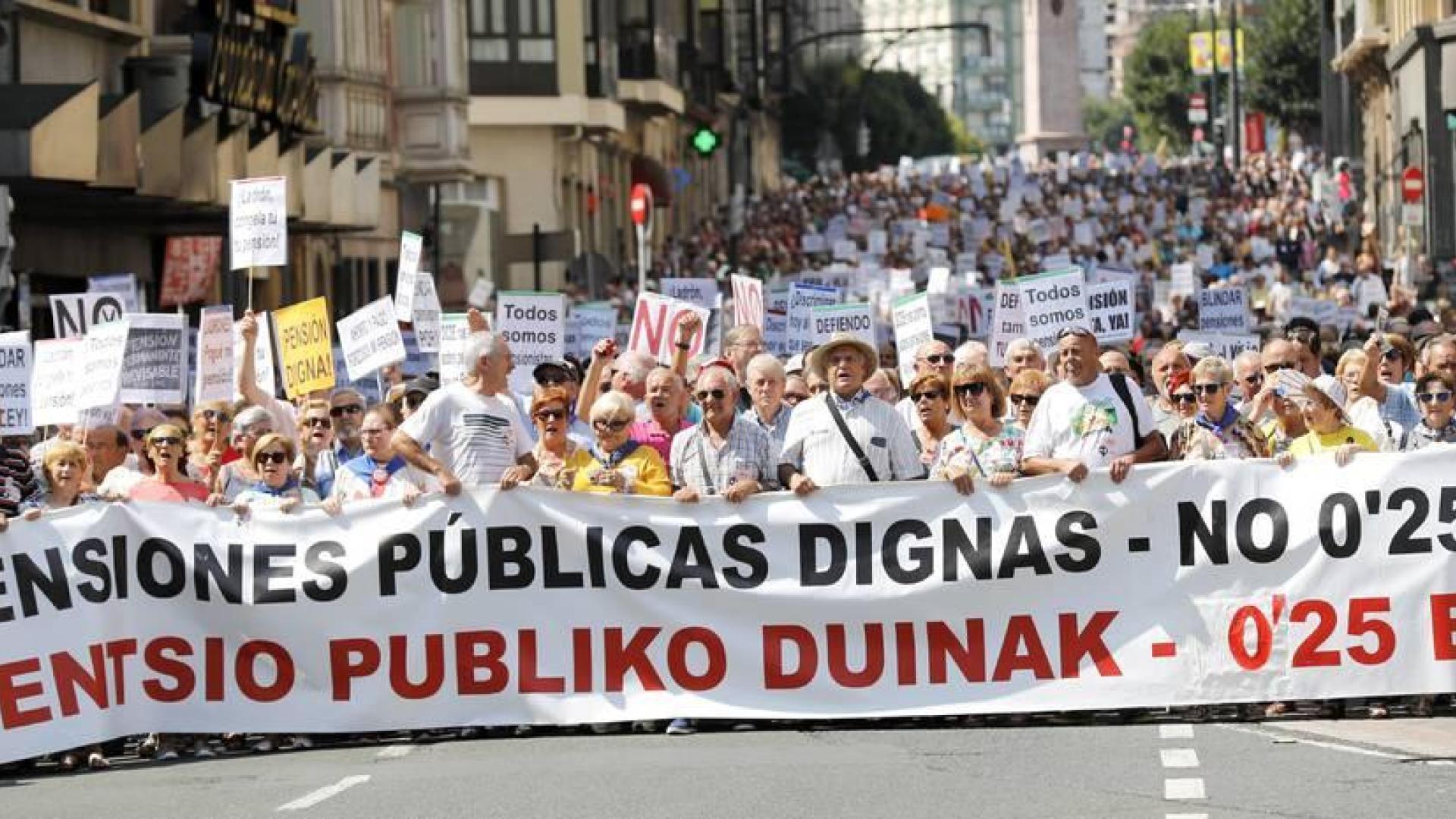 Miles de pensionistas de varias comunidades reclaman pensiones dignas en Bilbao