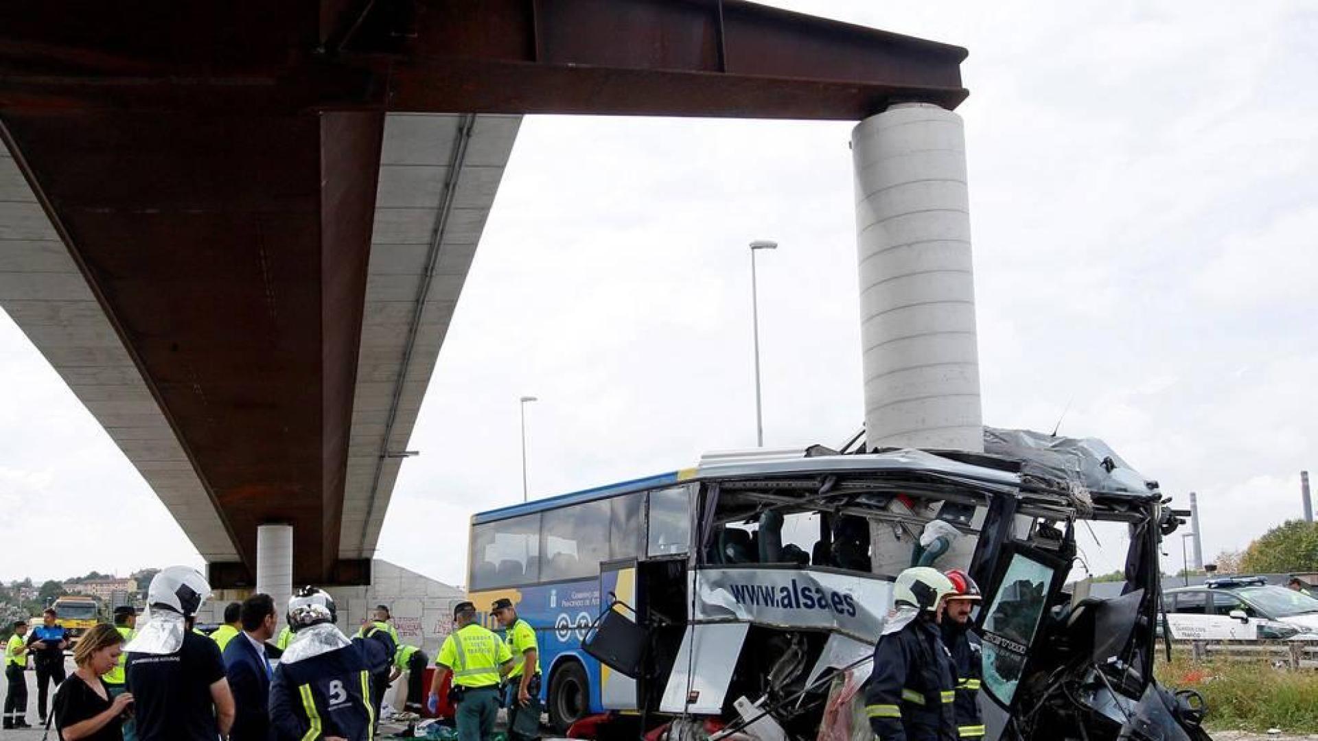 Un autobús de la línea Alsa sufrió un accidente y colisionó contra un pilar de un viaducto de la circunvalación de Avilés.